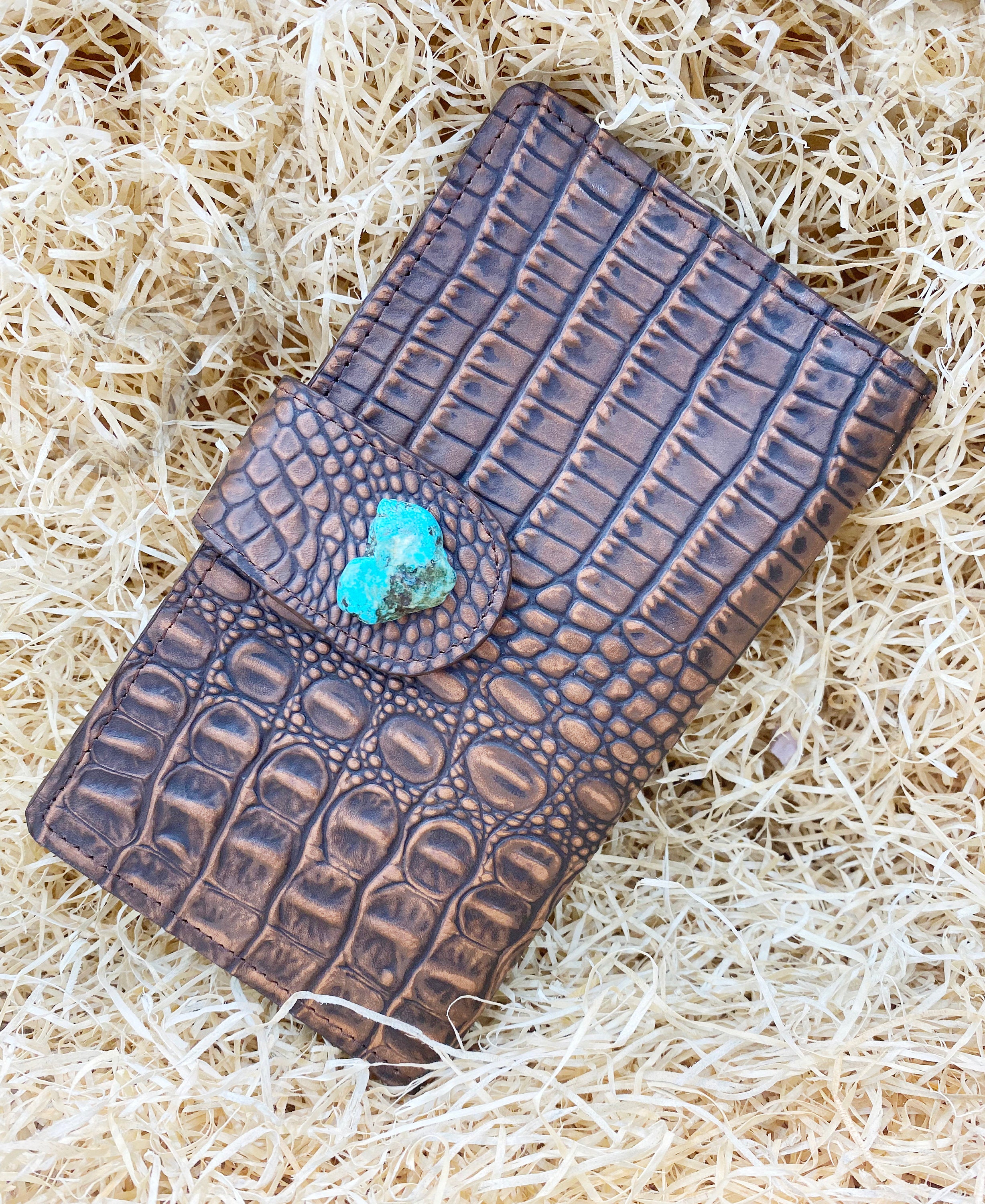 MOUSM Ladies Clutch Bag – Light Brown Alligator Print Cowhide Leather with Heart-Shaped Turquoise Stone, Handmade Distressed Western Leather Clutch Handbag for Women with Magnetic Closure
