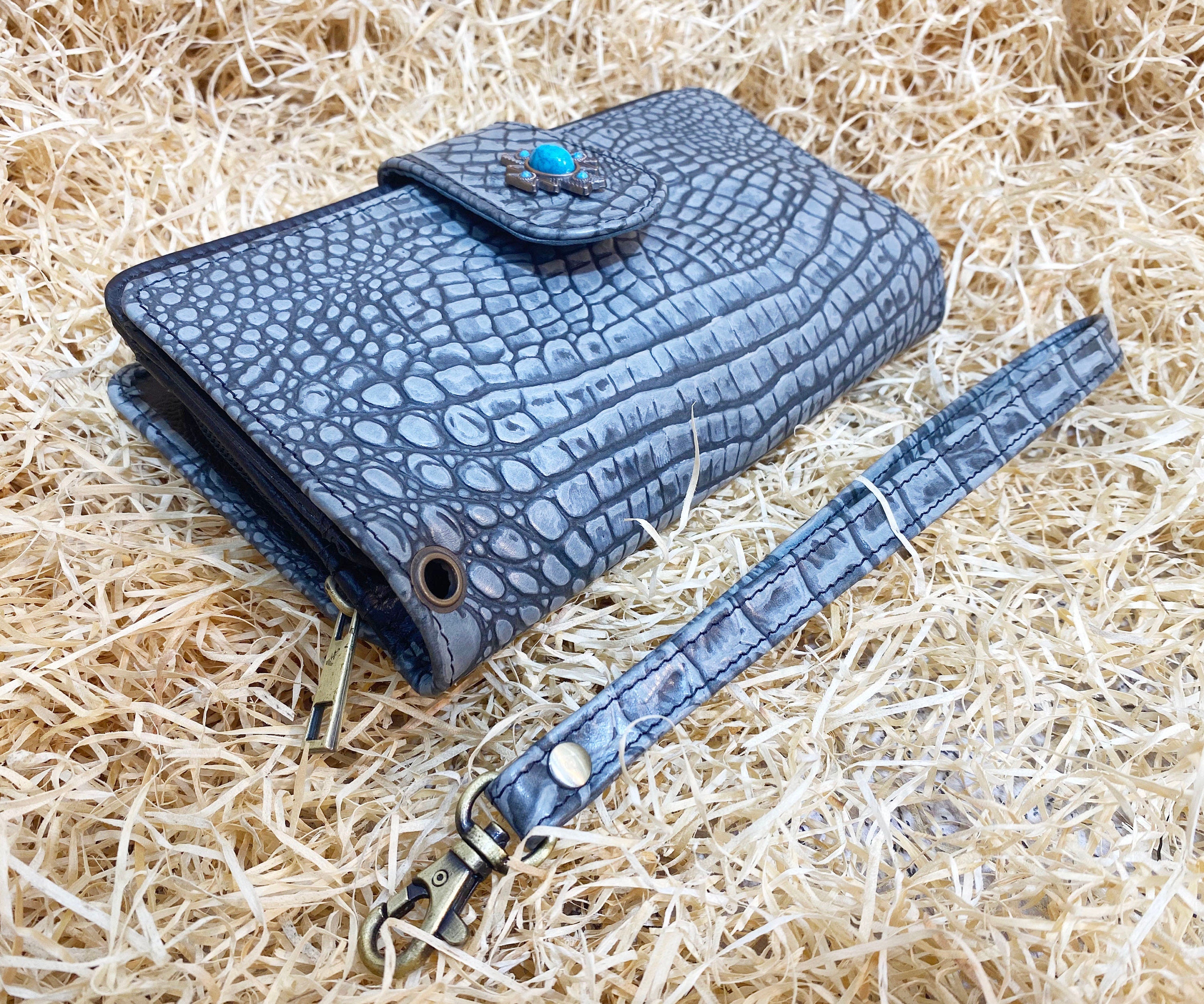 ladies clutch bag comes with grey alligator print leather. Ladies&