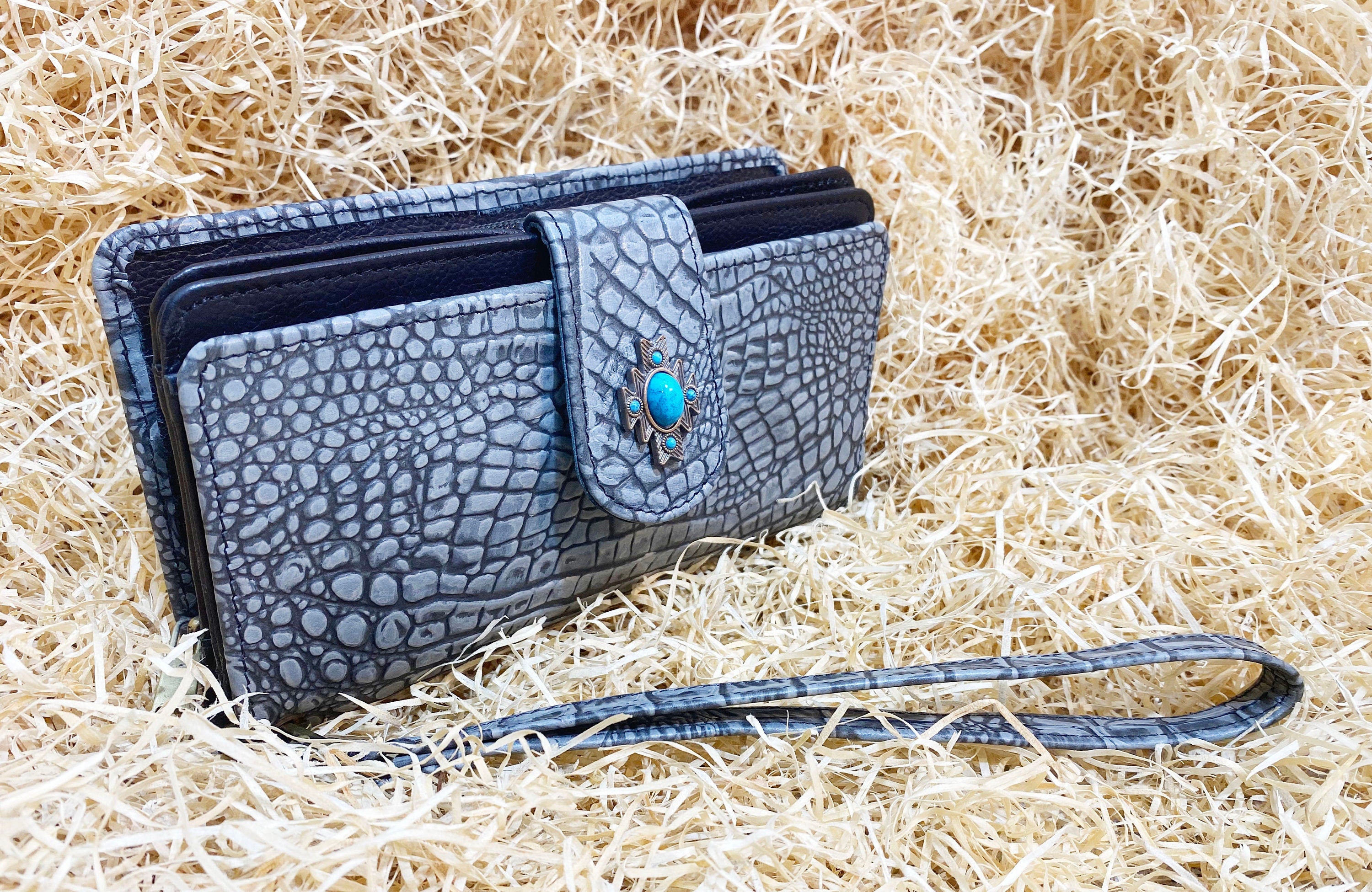ladies clutch bag comes with grey alligator print leather. Ladies&