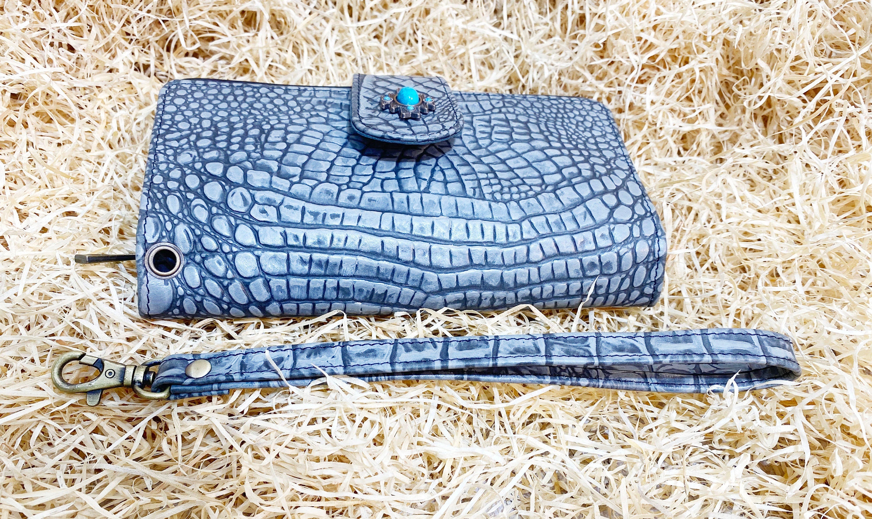 ladies clutch bag comes with grey alligator print leather. Ladies&