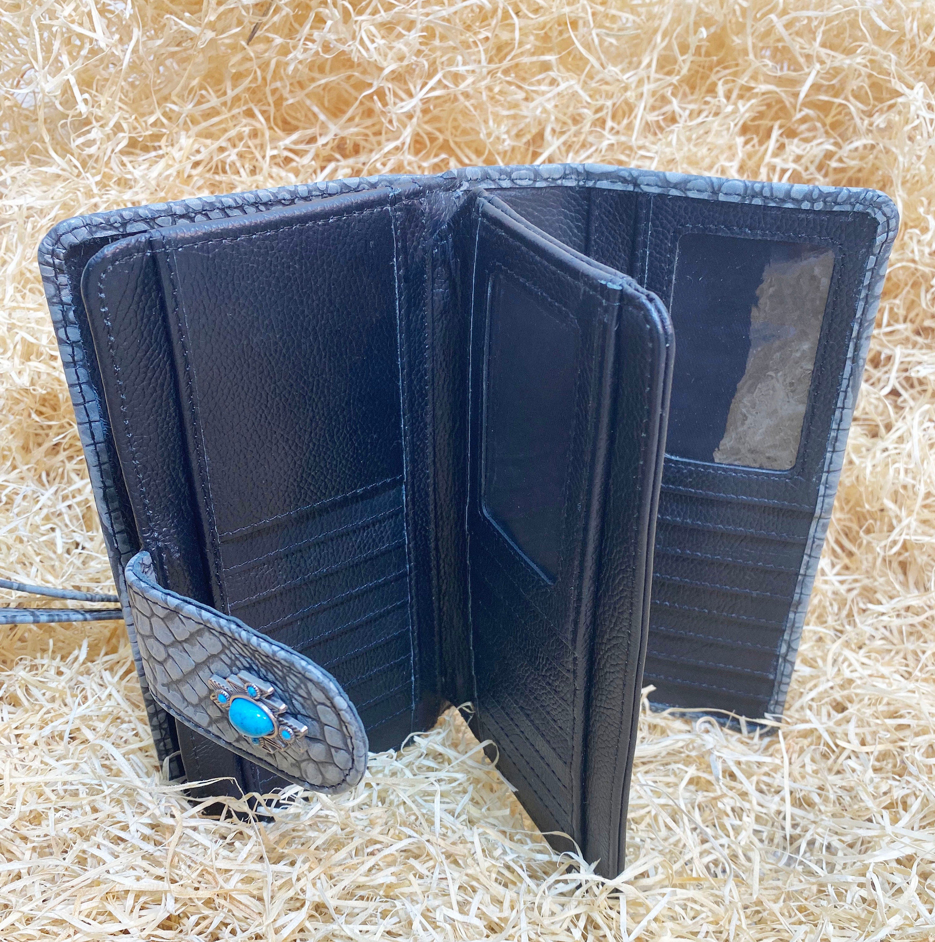 ladies clutch bag comes with grey alligator print leather. Ladies&