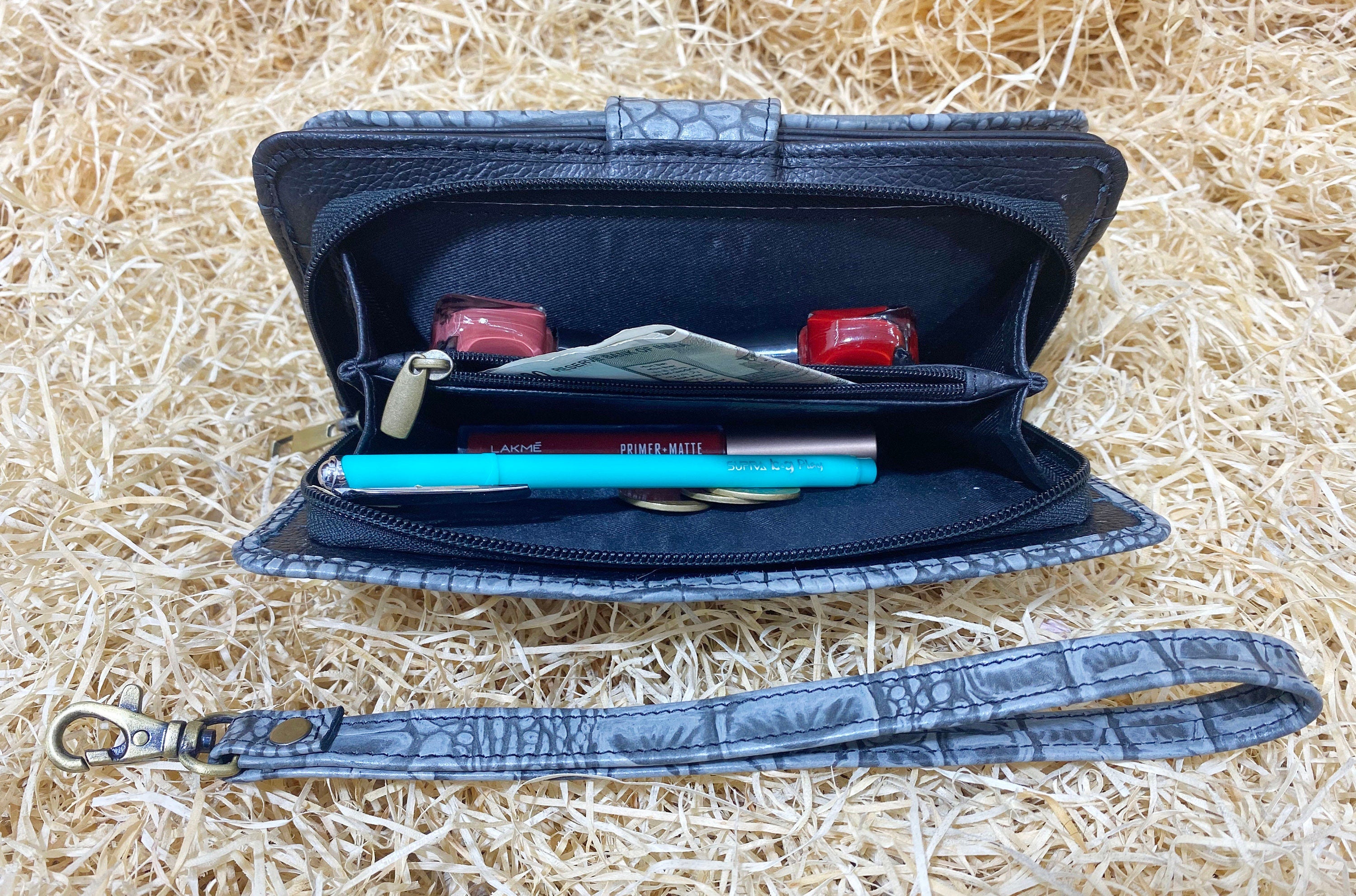 ladies clutch bag comes with grey alligator print leather. Ladies&