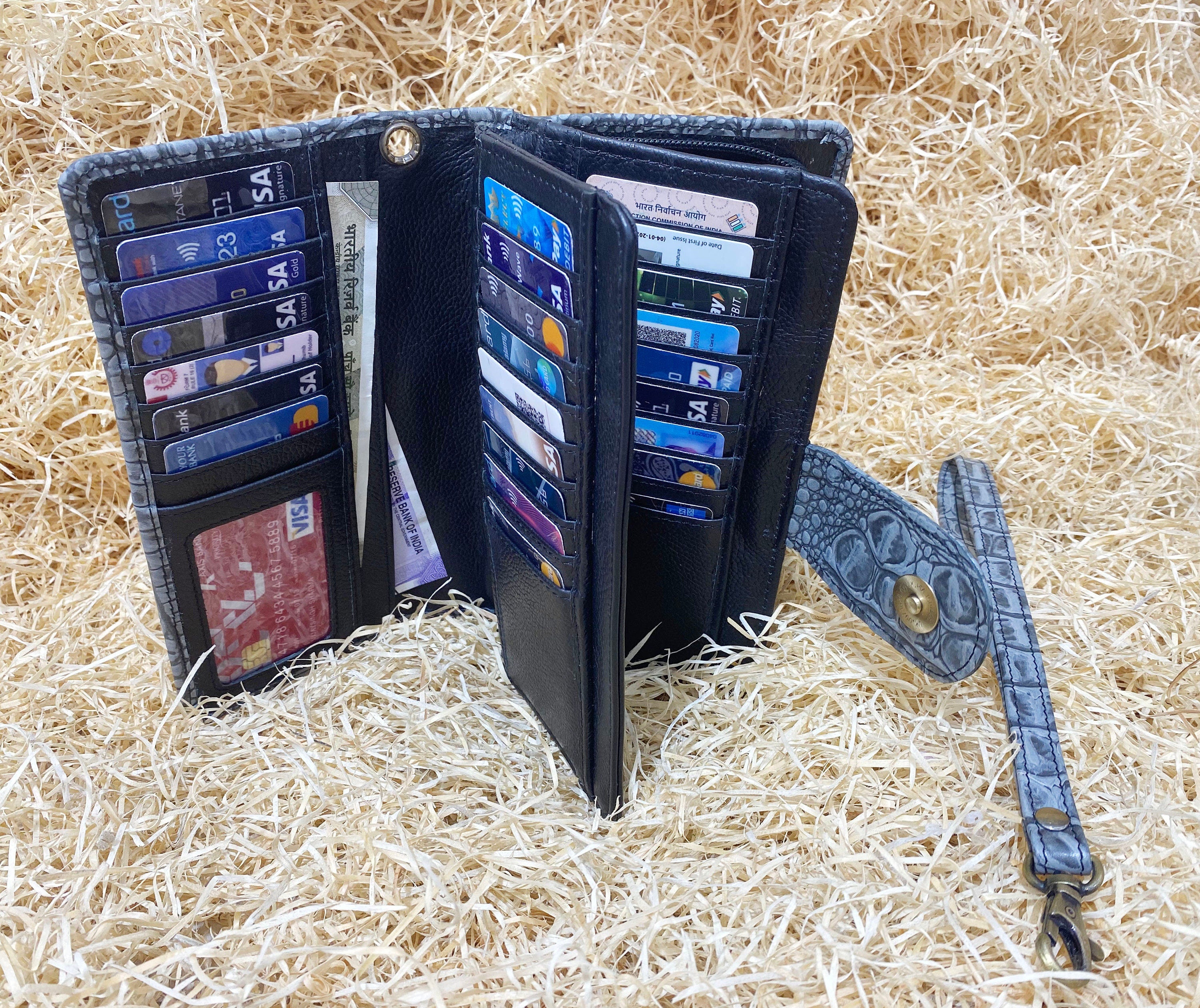 ladies clutch bag comes with grey alligator print leather. Ladies&