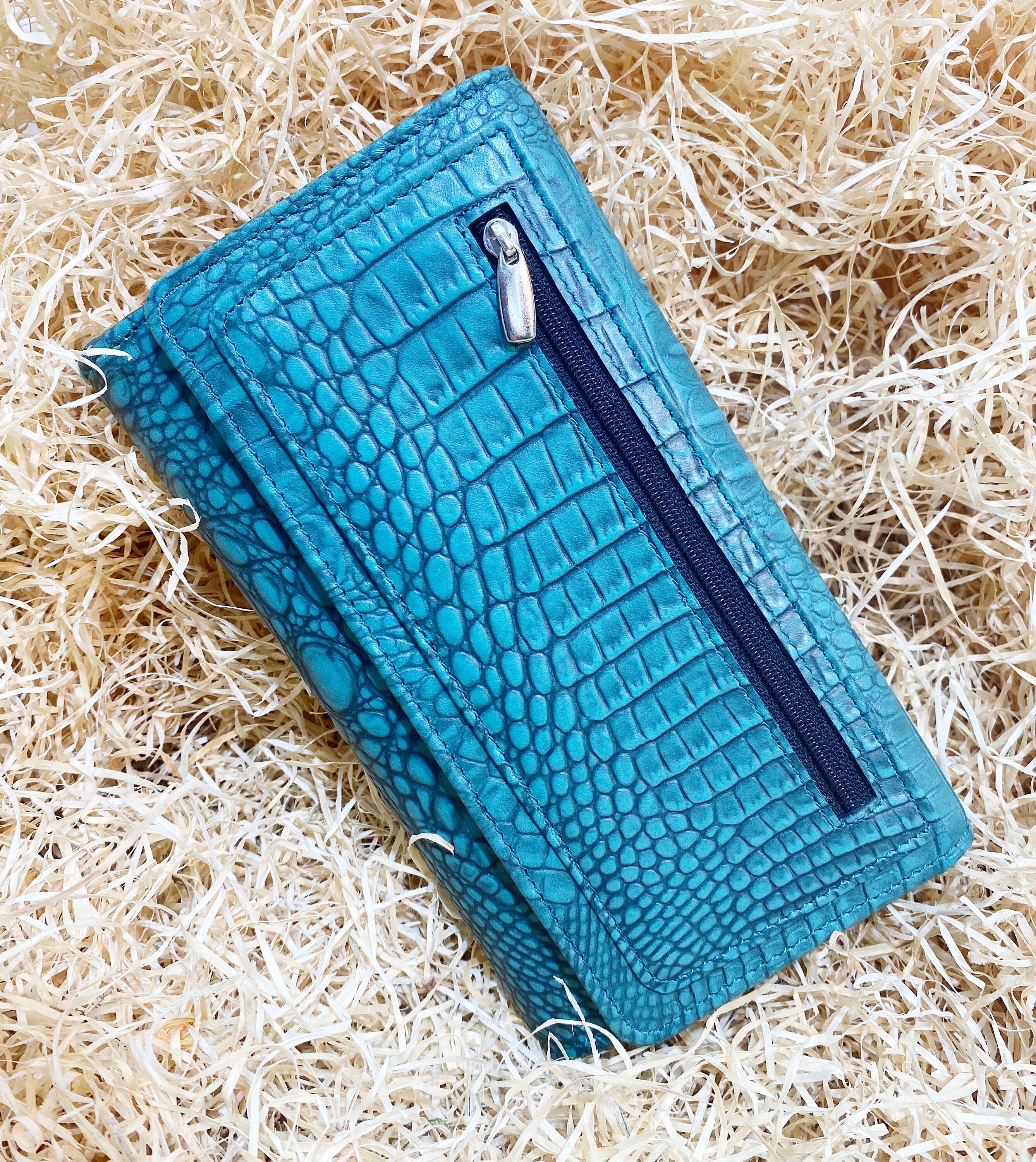 ladies clutch bag comes with turquoise leather print. Ladies&