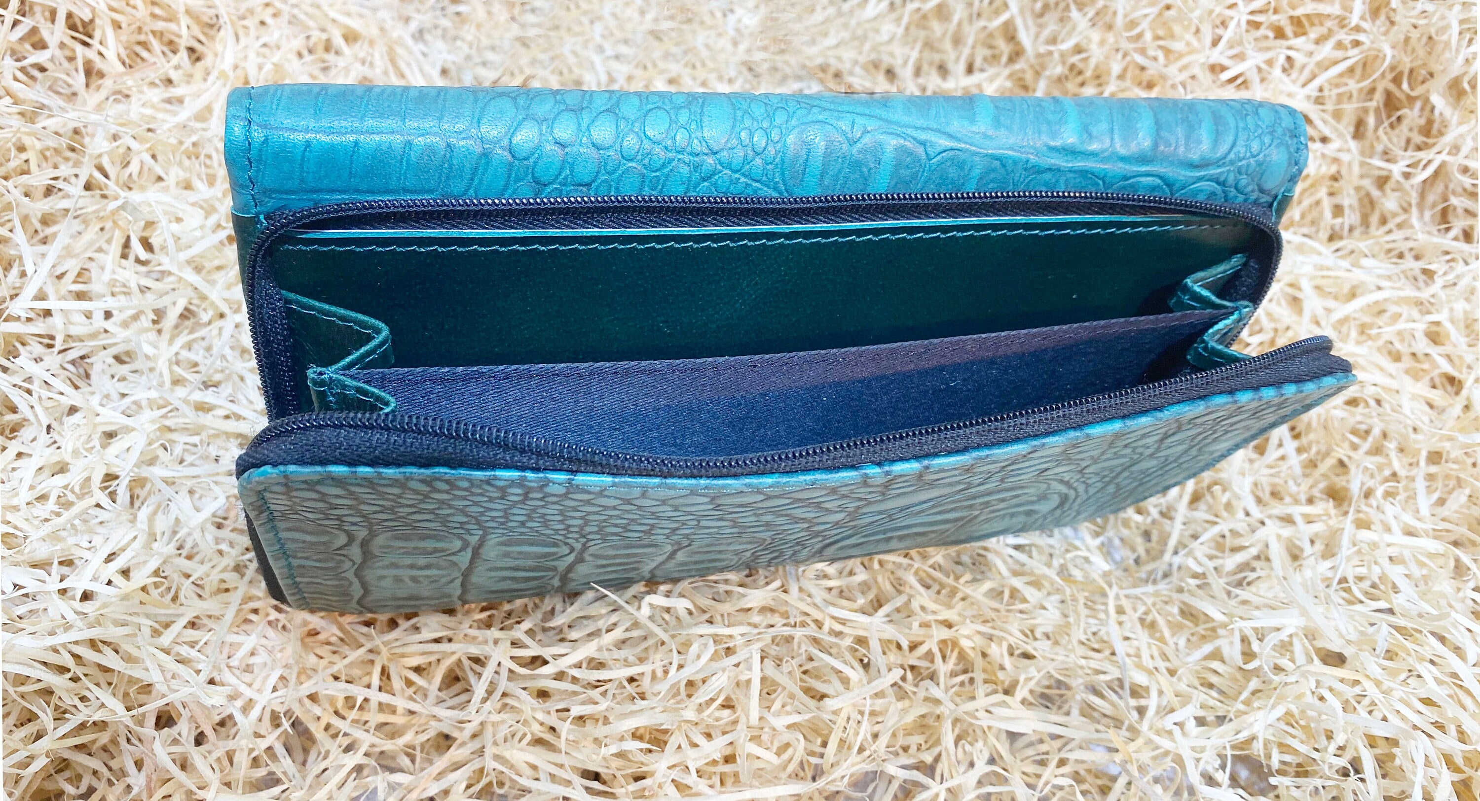 ladies clutch bag comes with turquoise leather print. Ladies&