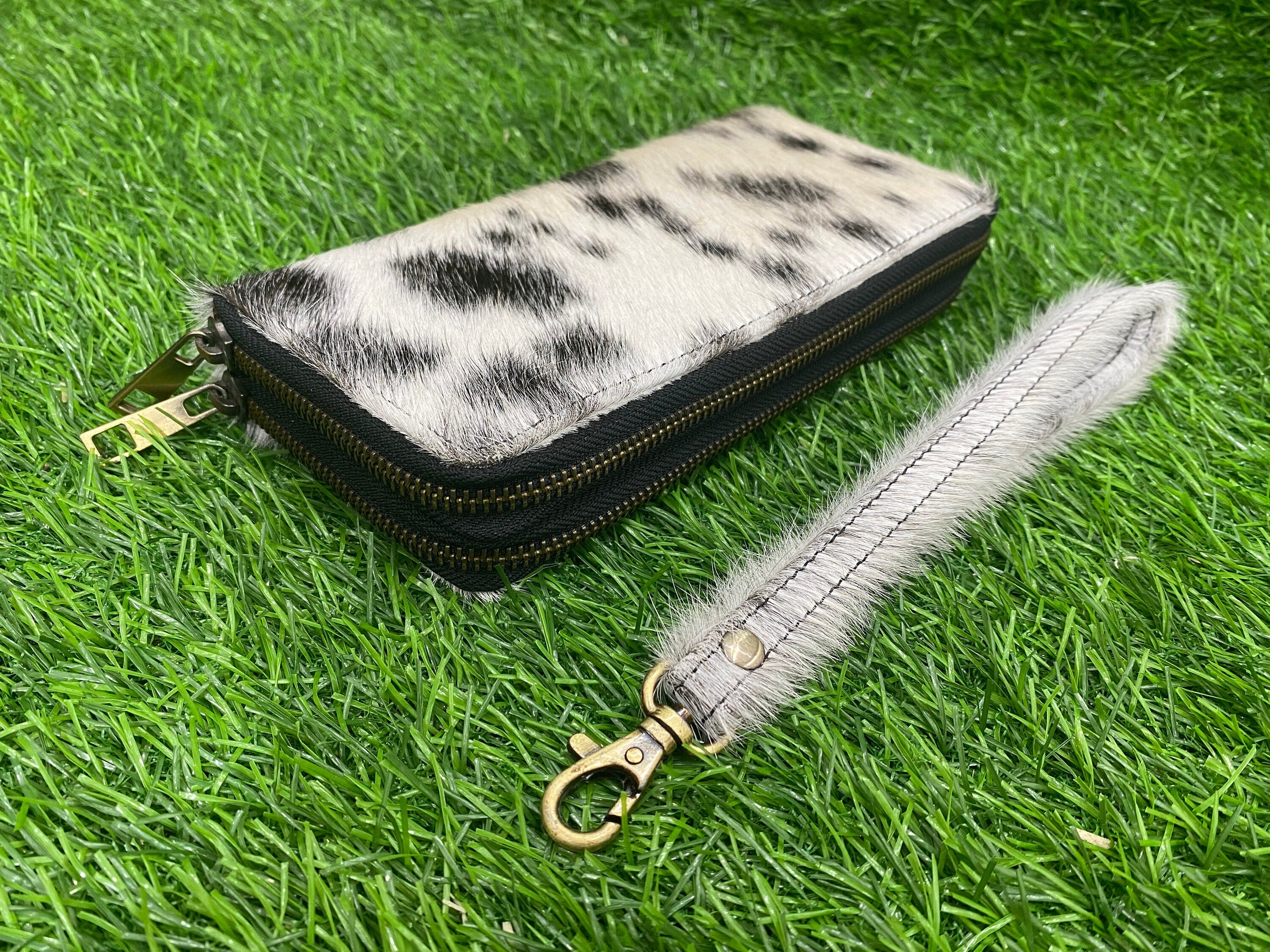 ladies clutch bag comes with black & White hair on. Ladies&