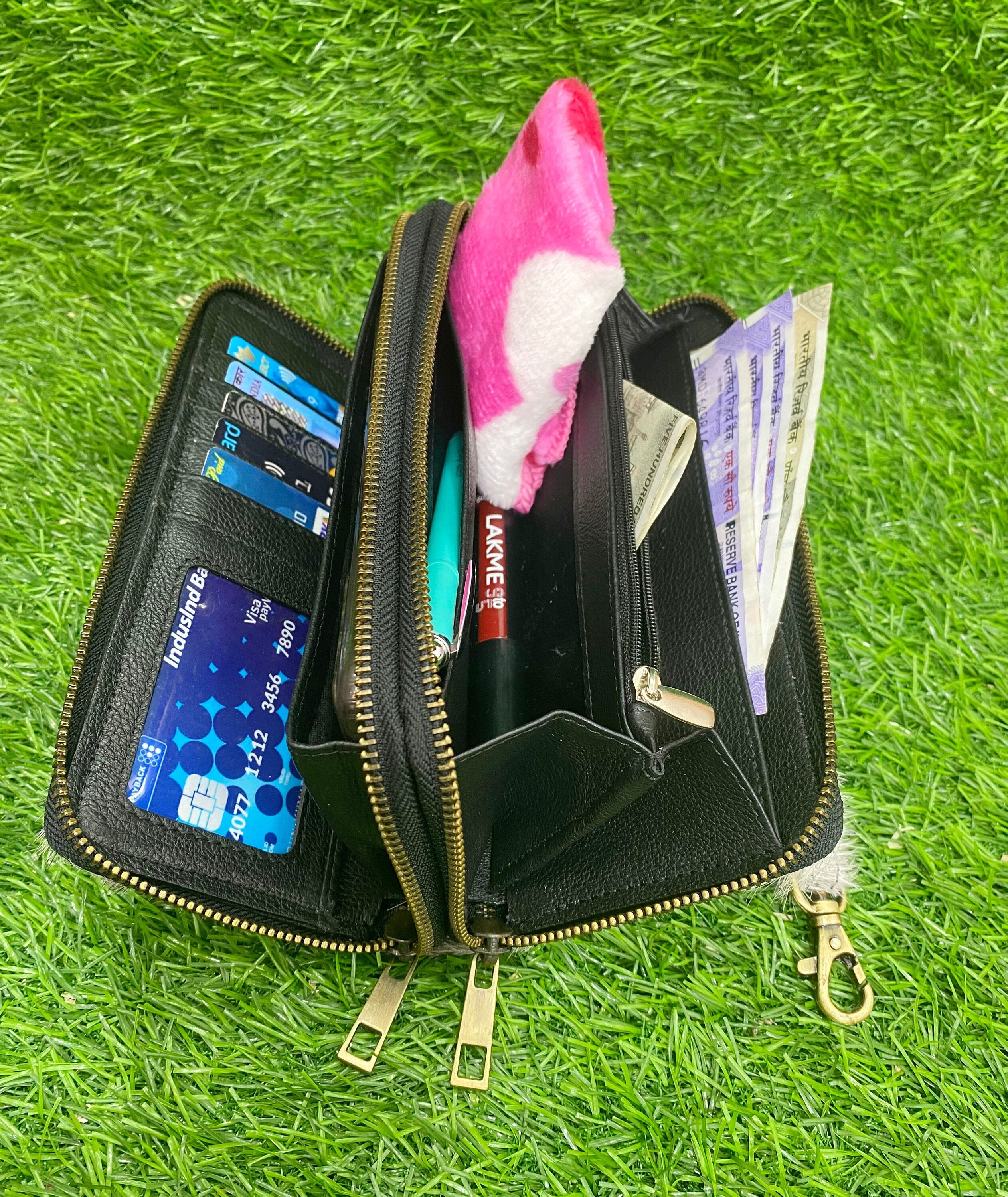 ladies clutch bag comes with black & White hair on. Ladies&