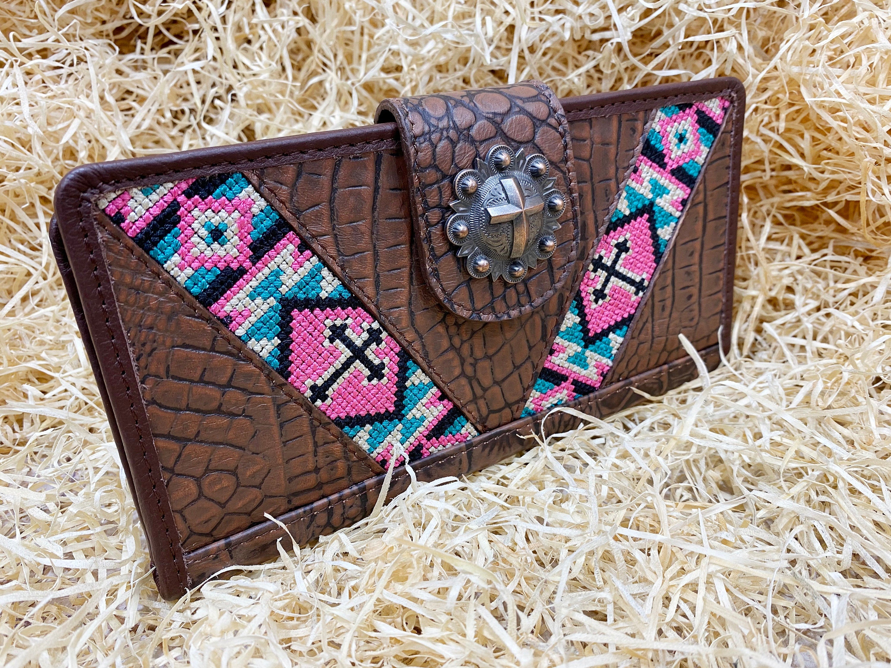 ladies clutch bag comes with a Light brown alligator print. Ladies&