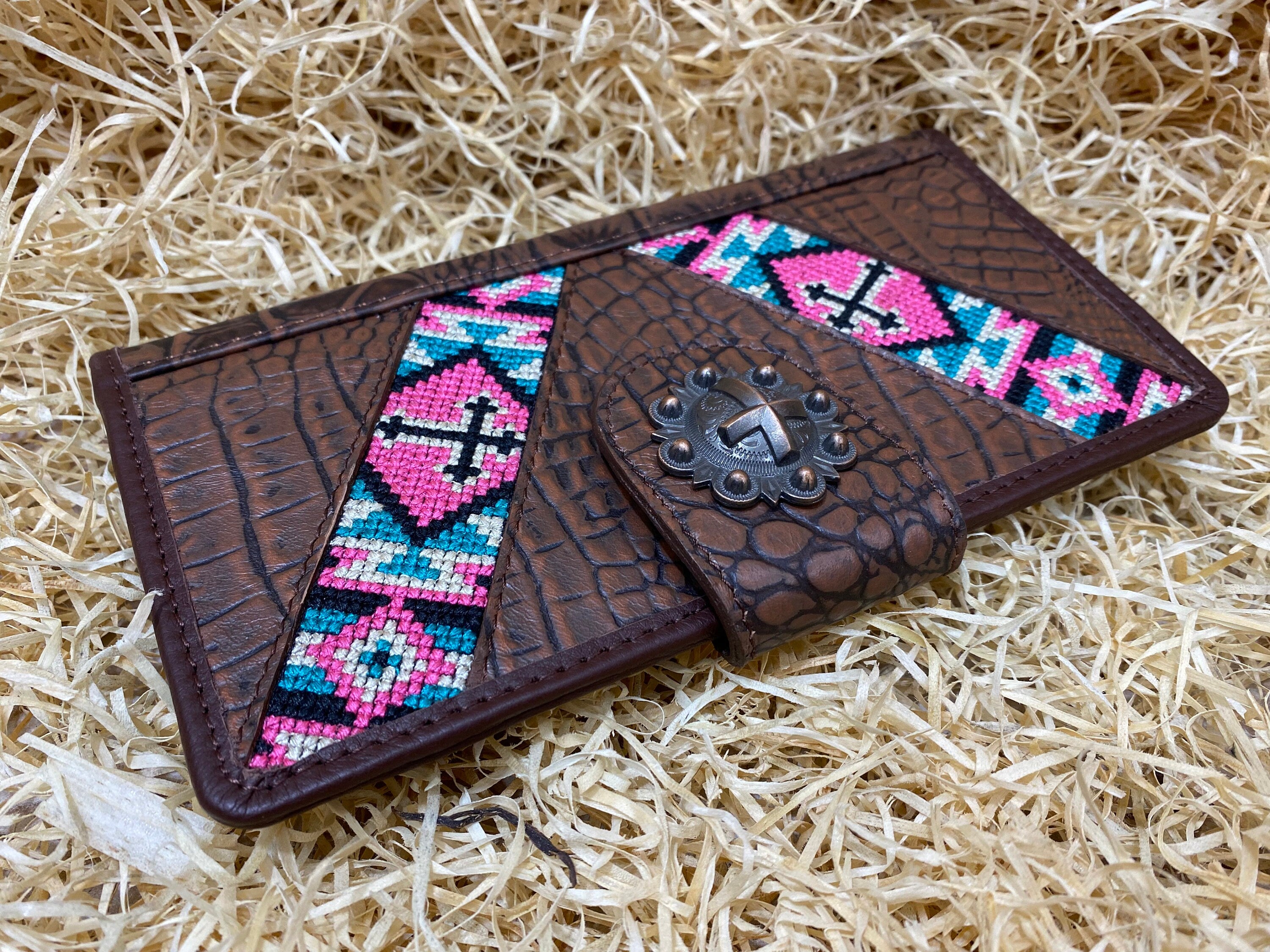 ladies clutch bag comes with a Light brown alligator print. Ladies&