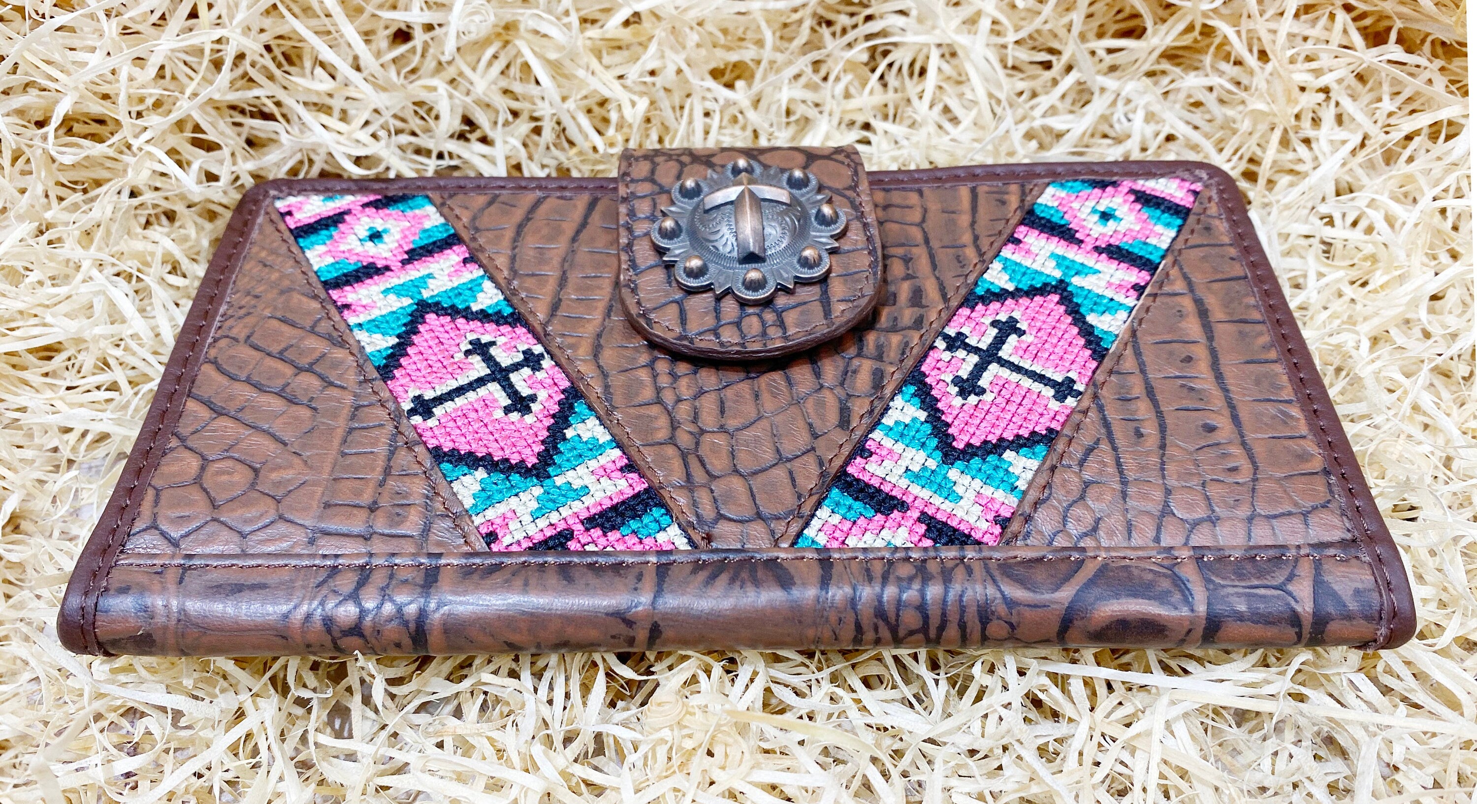 ladies clutch bag comes with a Light brown alligator print. Ladies&