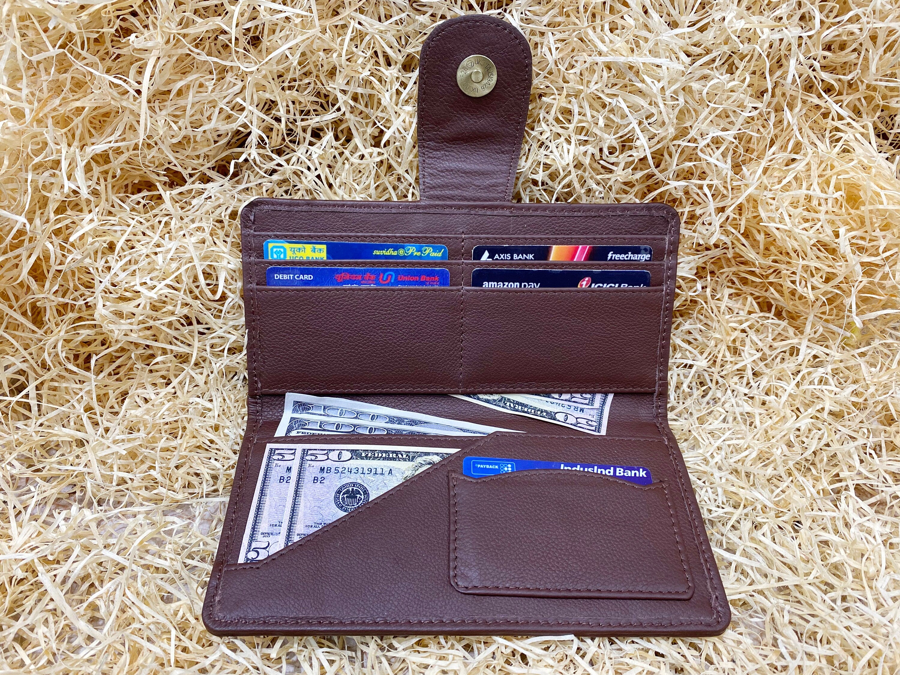 ladies clutch bag comes with a Light brown alligator print. Ladies&