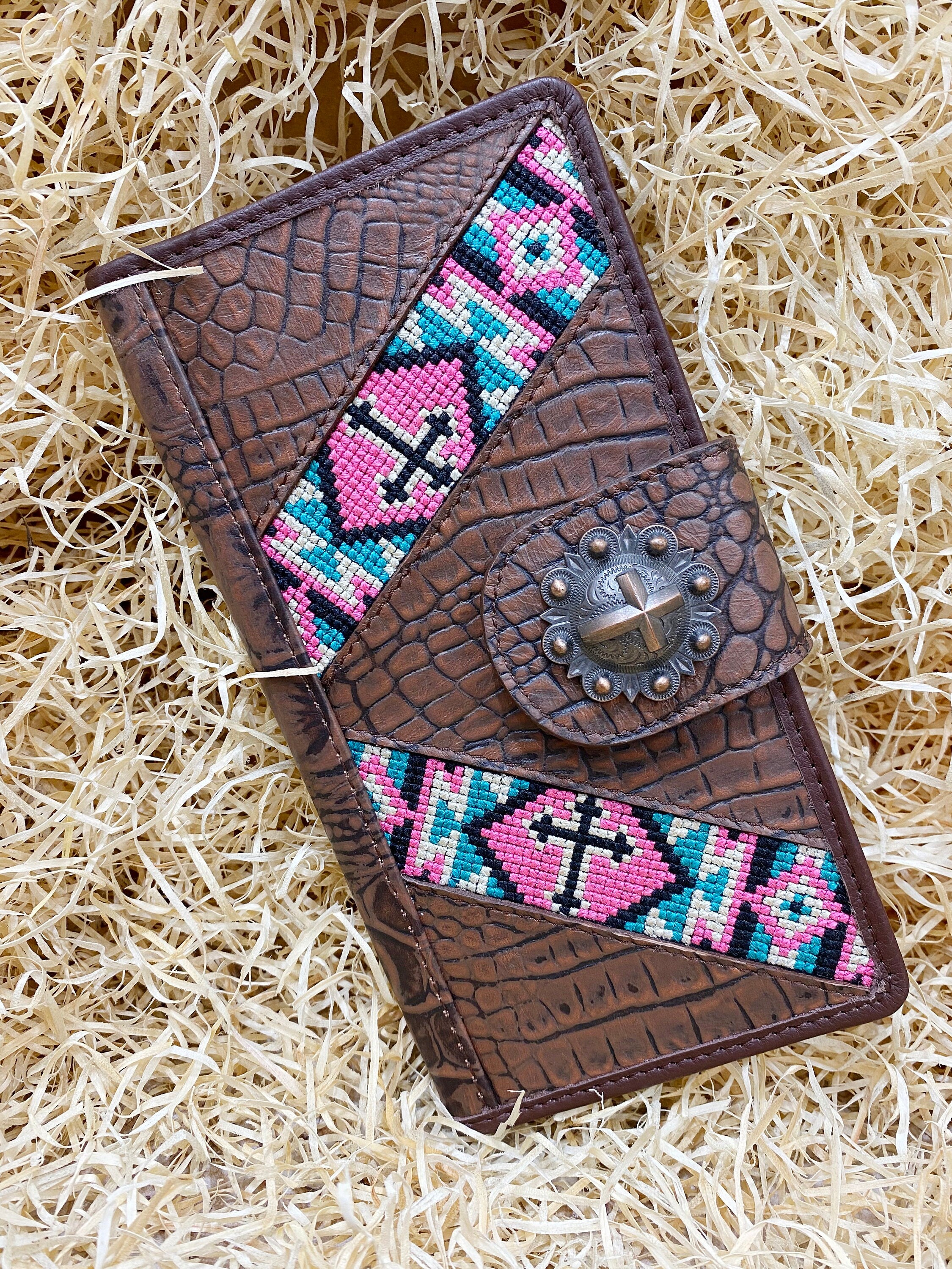 ladies clutch bag comes with a Light brown alligator print. Ladies&