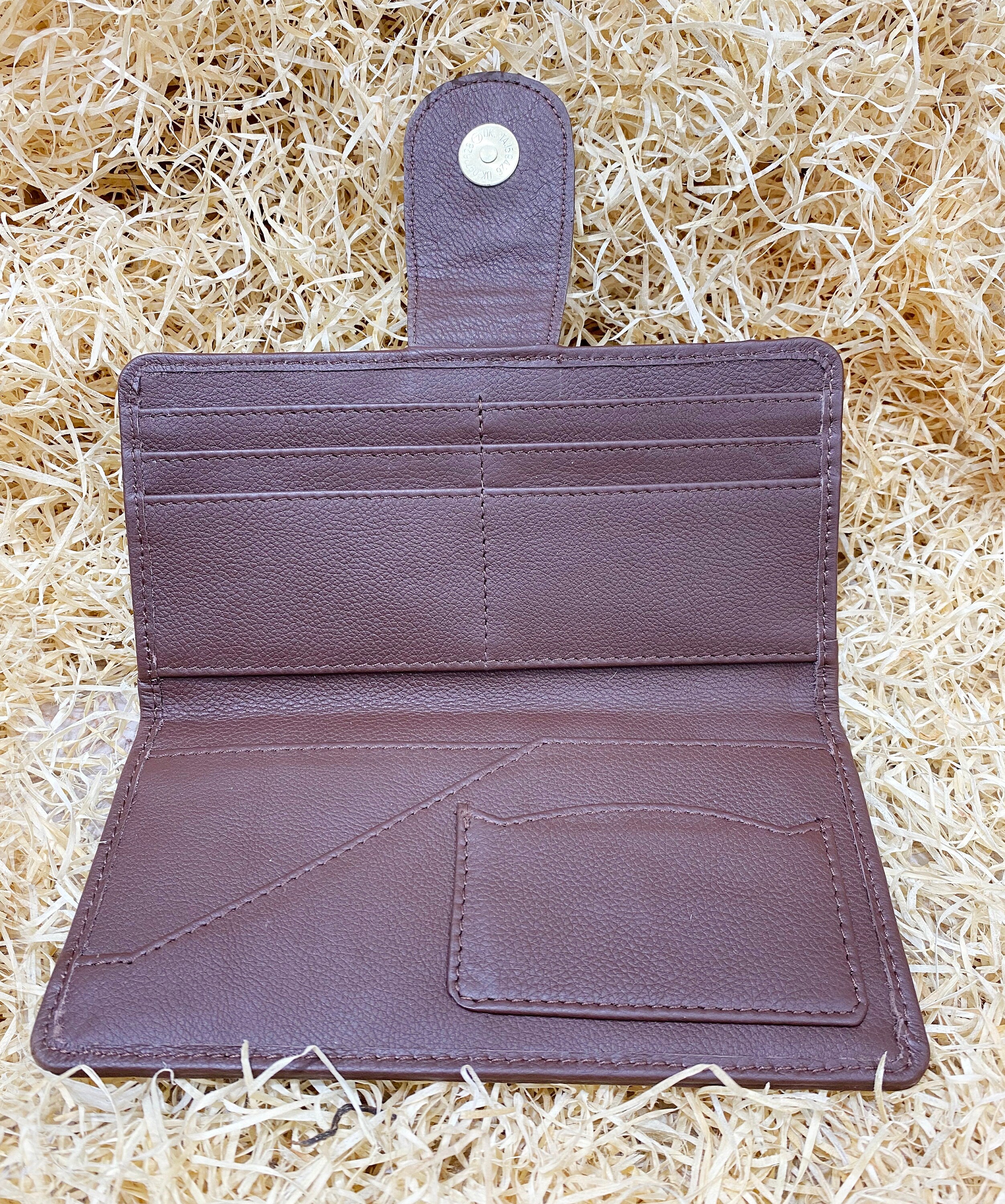 ladies clutch bag comes with a Light brown alligator print. Ladies&