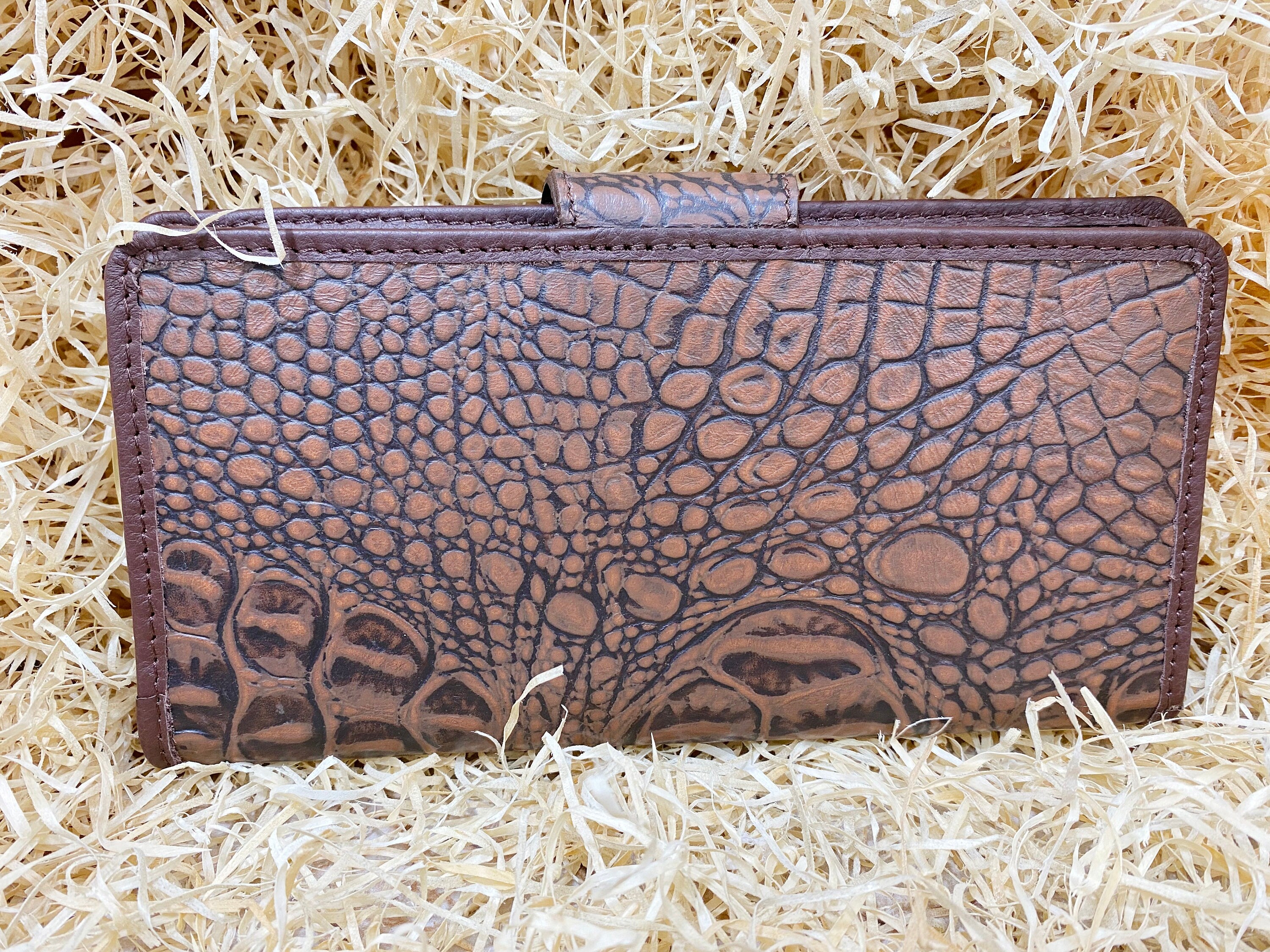 ladies clutch bag comes with a Light brown alligator print. Ladies&