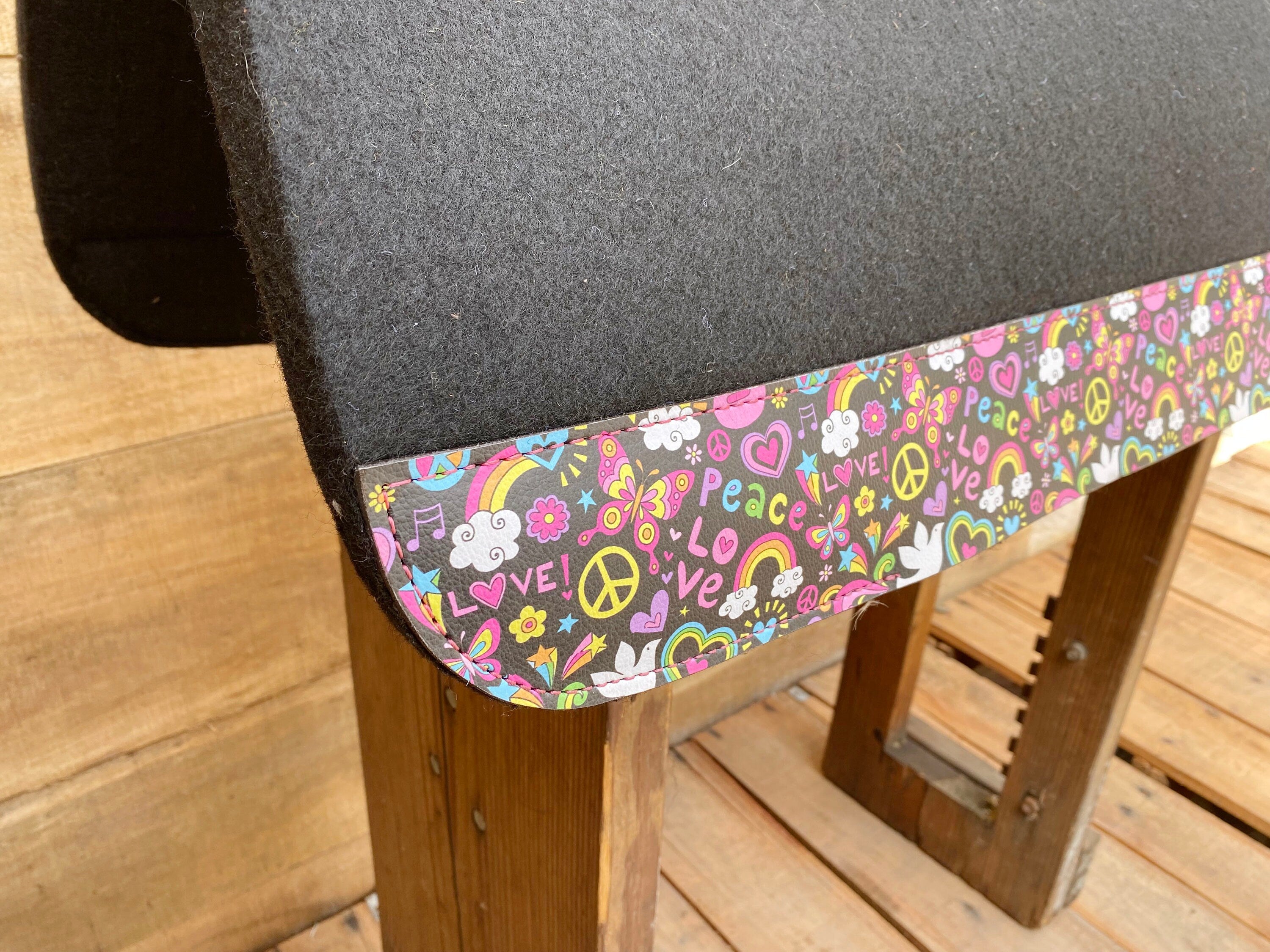 MOUSM Western Saddle Pad - Saddle Pad for Horses Synthetic Wool Blend Black Felt with Reinforced Spine and Printed Heart Emojis Patch Inlay on Real Cow Leather