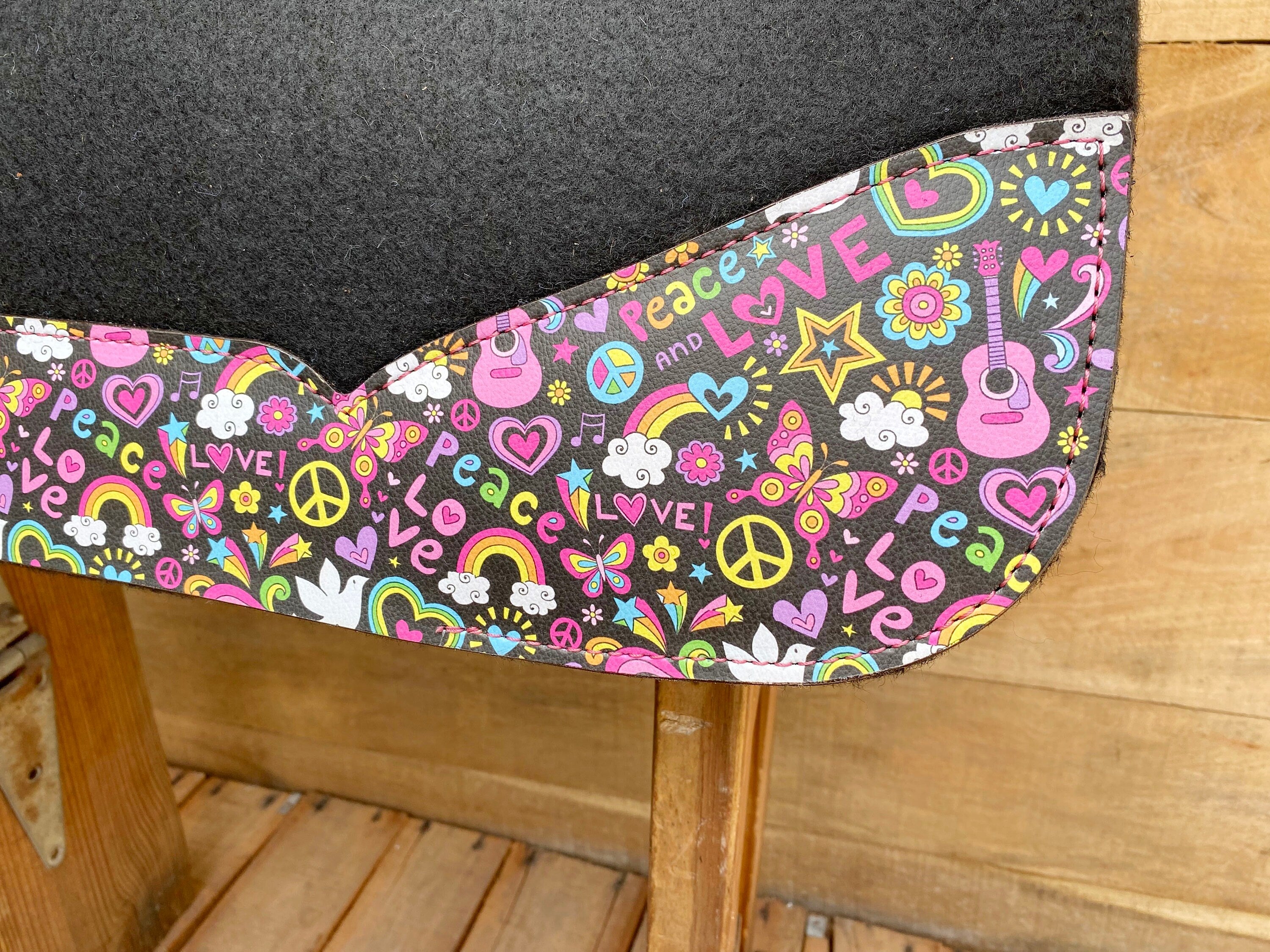 MOUSM Western Saddle Pad - Saddle Pad for Horses Synthetic Wool Blend Black Felt with Reinforced Spine and Printed Heart Emojis Patch Inlay on Real Cow Leather