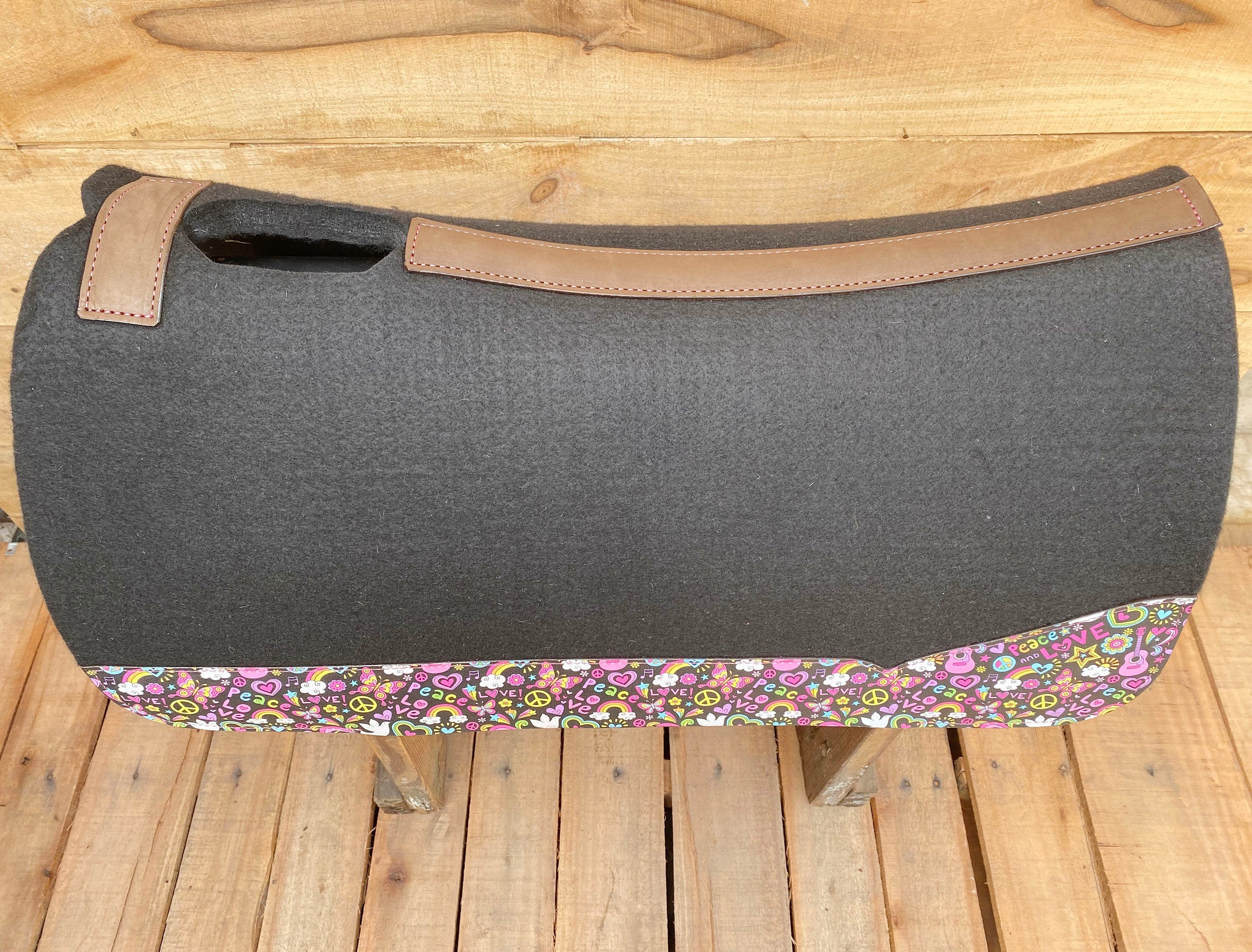 MOUSM Western Saddle Pad - Saddle Pad for Horses Synthetic Wool Blend Black Felt with Reinforced Spine and Printed Heart Emojis Patch Inlay on Real Cow Leather