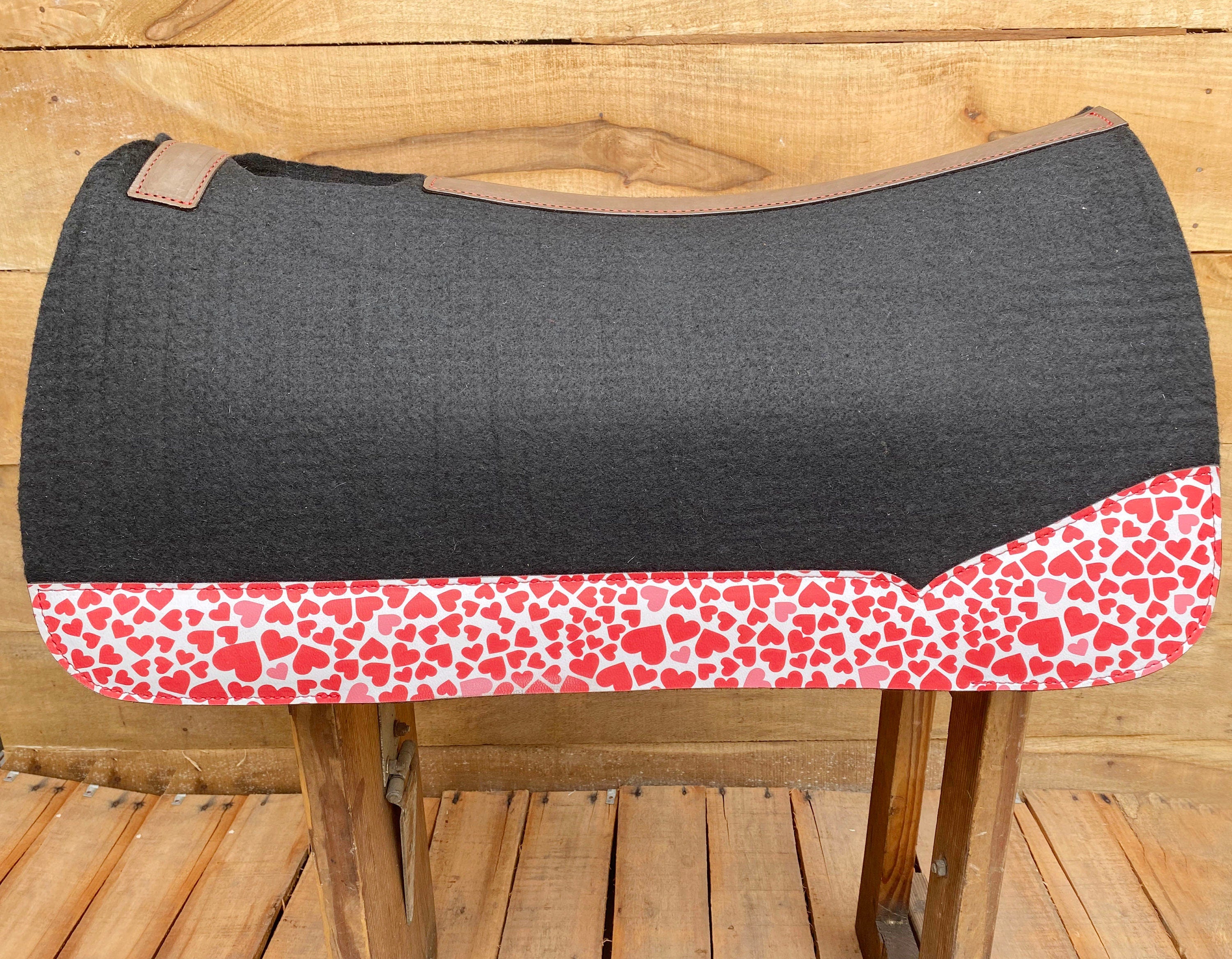 MOUSM Western Saddle Pad - Saddle Pad for Horse Synthetic Wool Blend Black Felt with Reinforced Spine and Printed Pink Heart on Real Cow Leather, Comfortable Horse Riding Pad