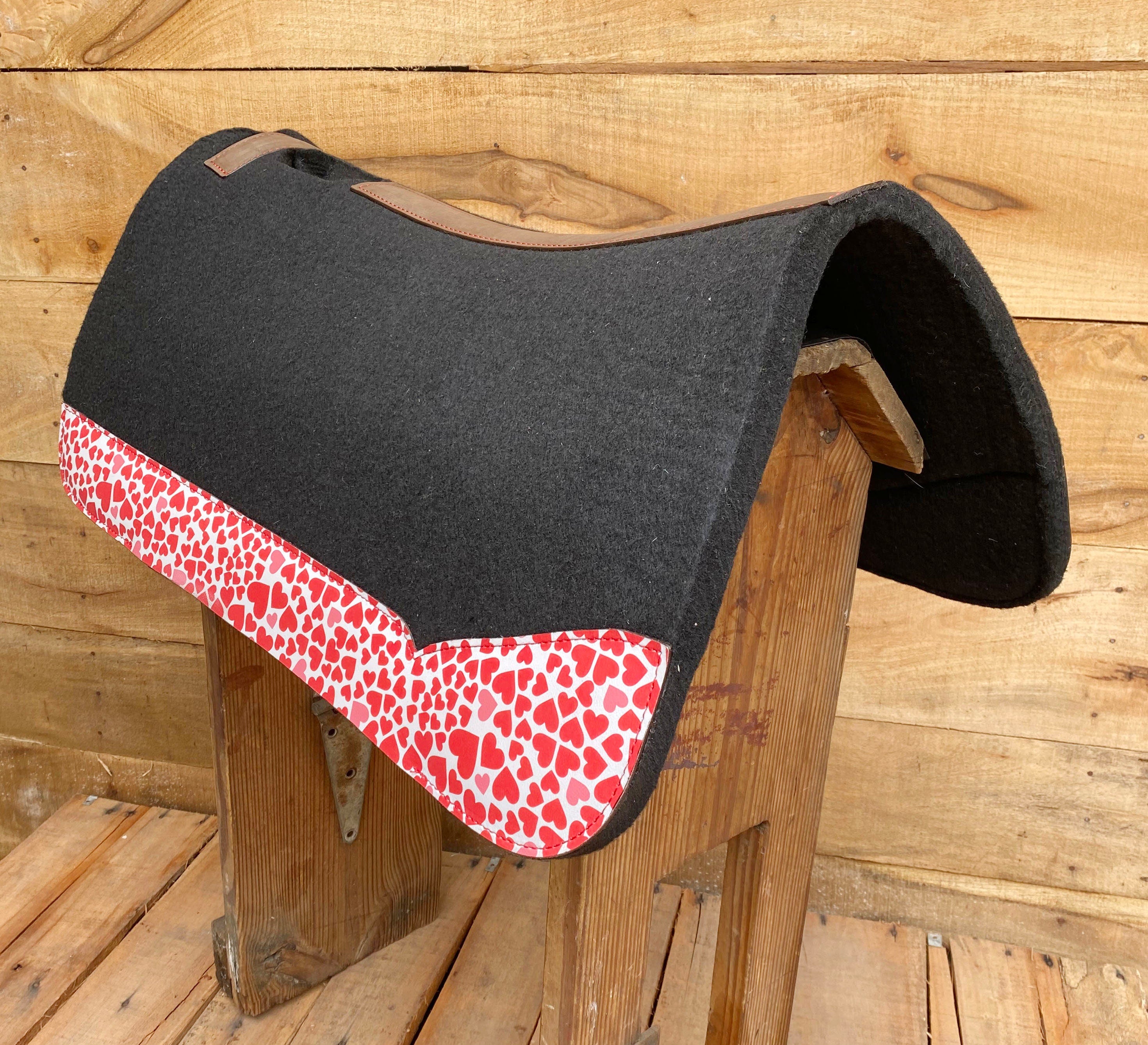 MOUSM Western Saddle Pad - Saddle Pad for Horse Synthetic Wool Blend Black Felt with Reinforced Spine and Printed Pink Heart on Real Cow Leather, Comfortable Horse Riding Pad