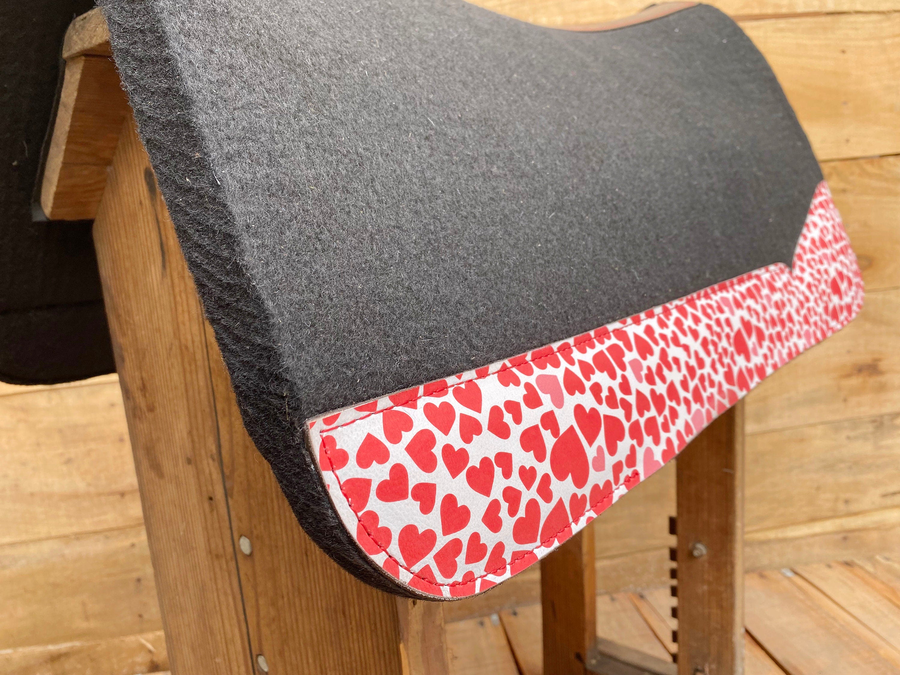 MOUSM Western Saddle Pad - Saddle Pad for Horse Synthetic Wool Blend Black Felt with Reinforced Spine and Printed Pink Heart on Real Cow Leather, Comfortable Horse Riding Pad