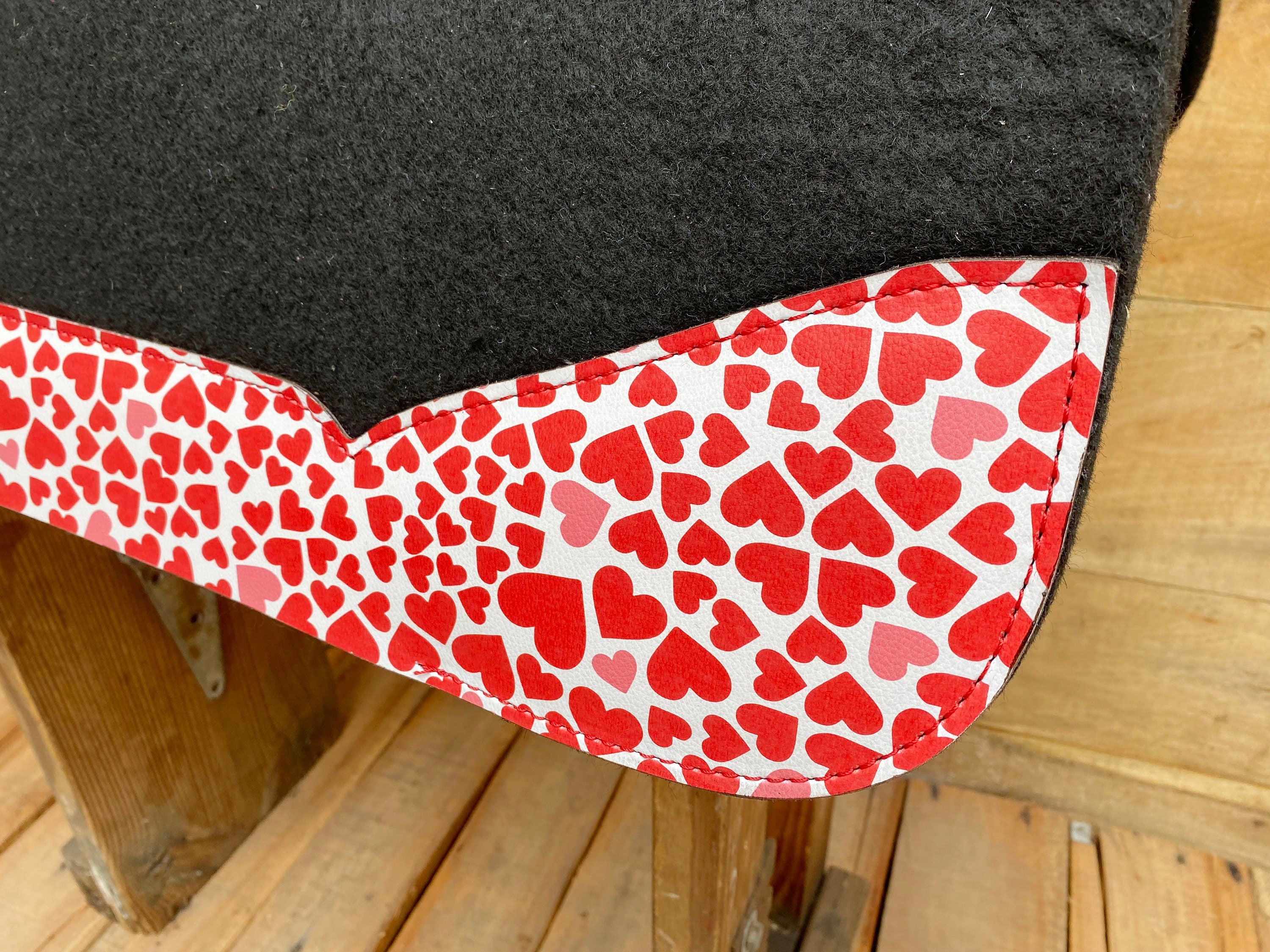 MOUSM Western Saddle Pad - Saddle Pad for Horse Synthetic Wool Blend Black Felt with Reinforced Spine and Printed Pink Heart on Real Cow Leather, Comfortable Horse Riding Pad