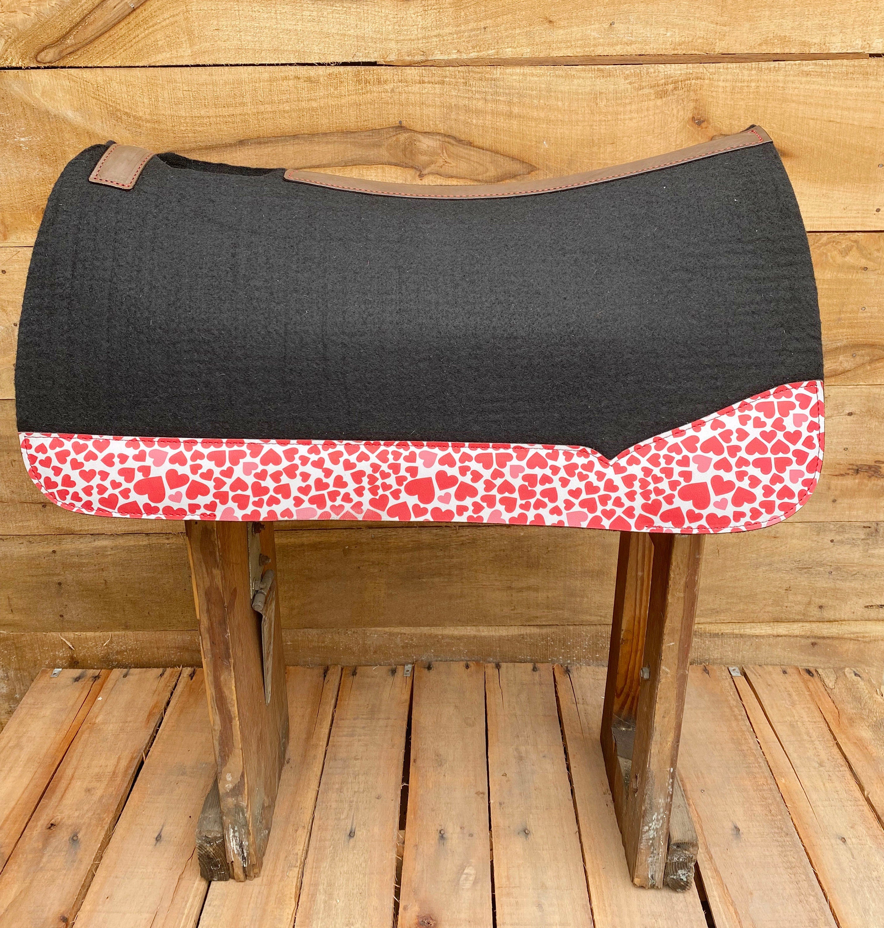 MOUSM Western Saddle Pad - Saddle Pad for Horse Synthetic Wool Blend Black Felt with Reinforced Spine and Printed Pink Heart on Real Cow Leather, Comfortable Horse Riding Pad