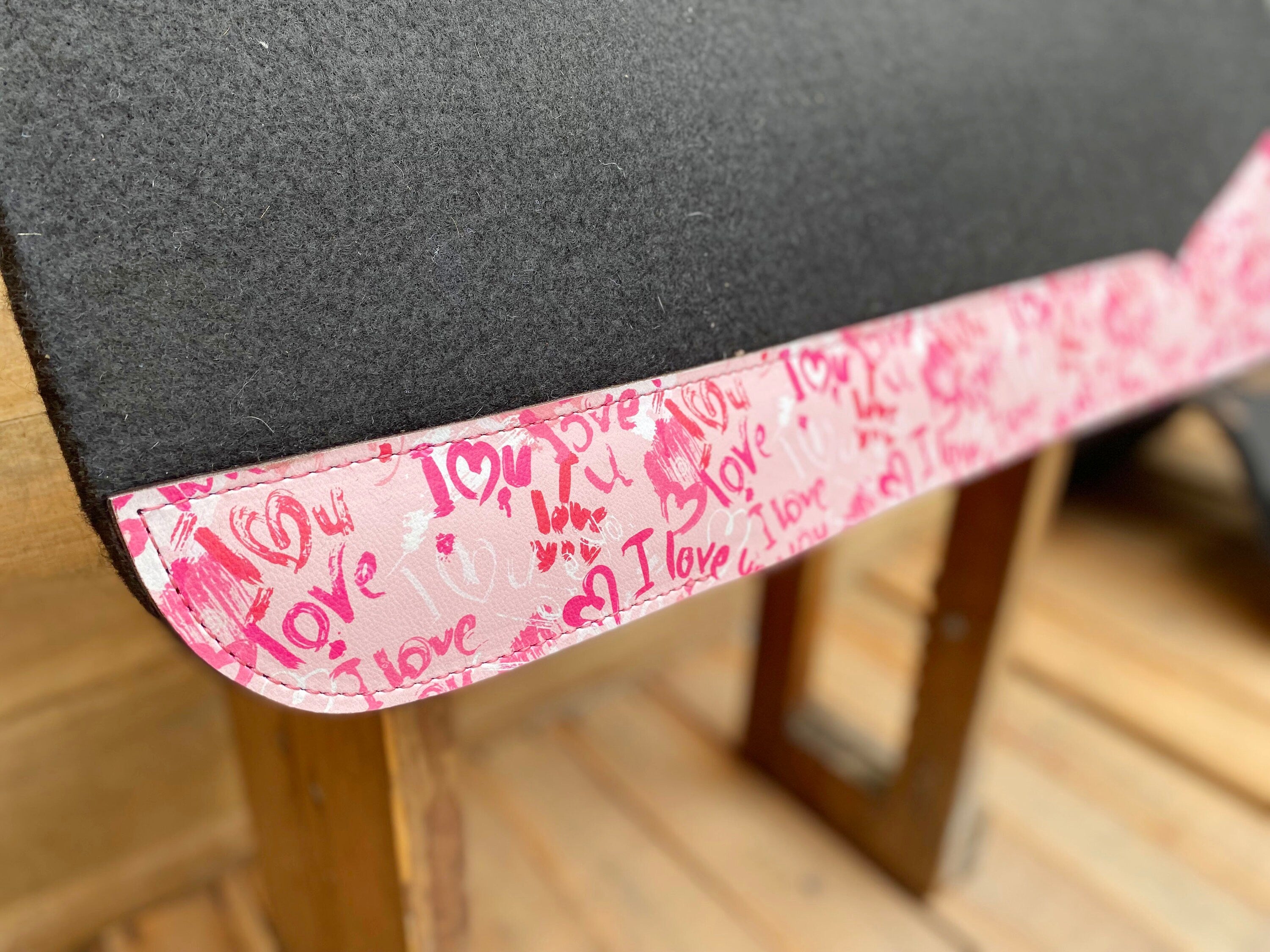 MOUSM Western Saddle Pad - Saddle Pad for Horses Synthetic Wool Blend Black Felt with Reinforced Spine and I Love You Pink Heart Patch on Real Cow Leather, Comfortable Horse Riding Pad