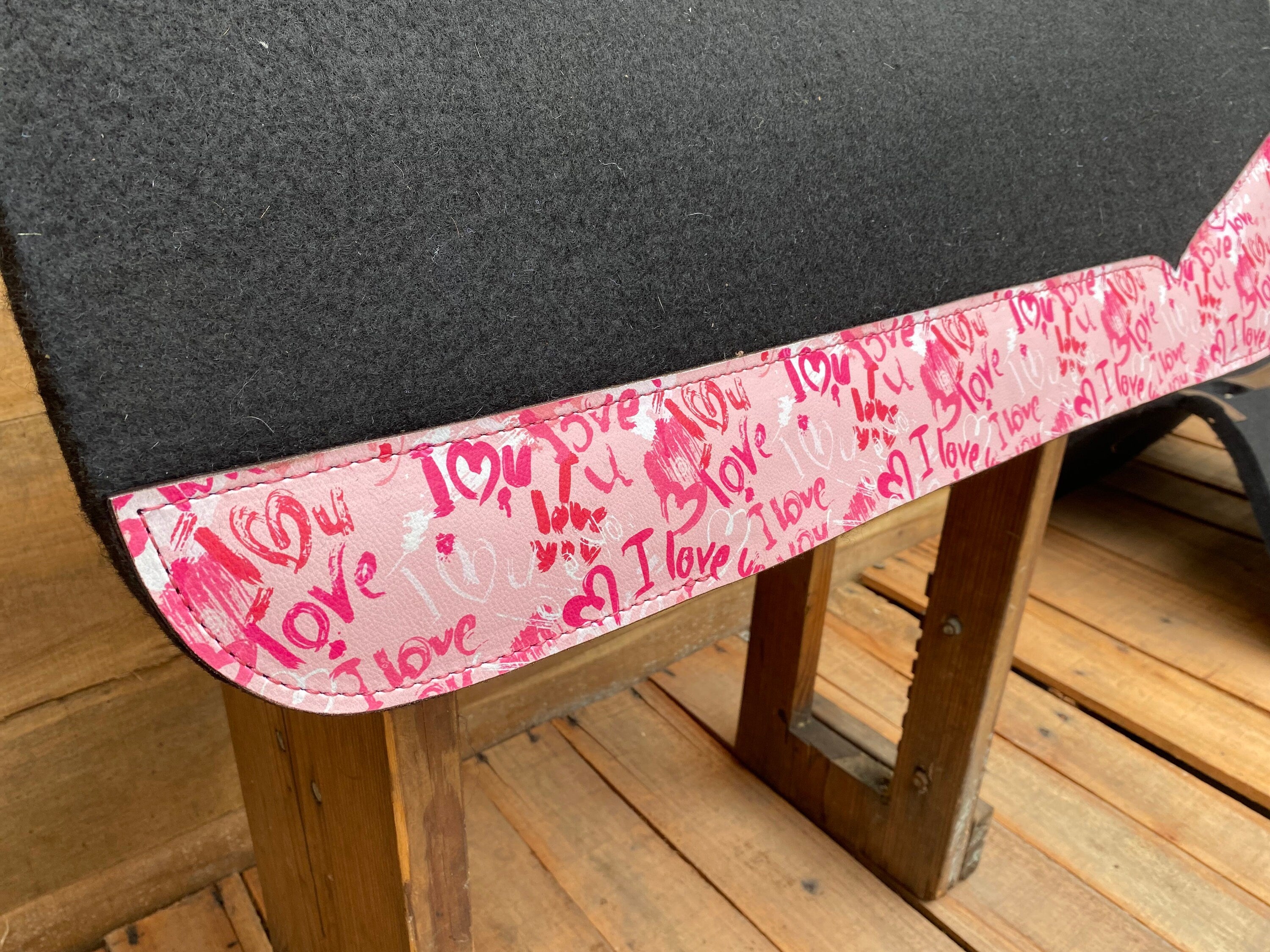 MOUSM Western Saddle Pad - Saddle Pad for Horses Synthetic Wool Blend Black Felt with Reinforced Spine and I Love You Pink Heart Patch on Real Cow Leather, Comfortable Horse Riding Pad