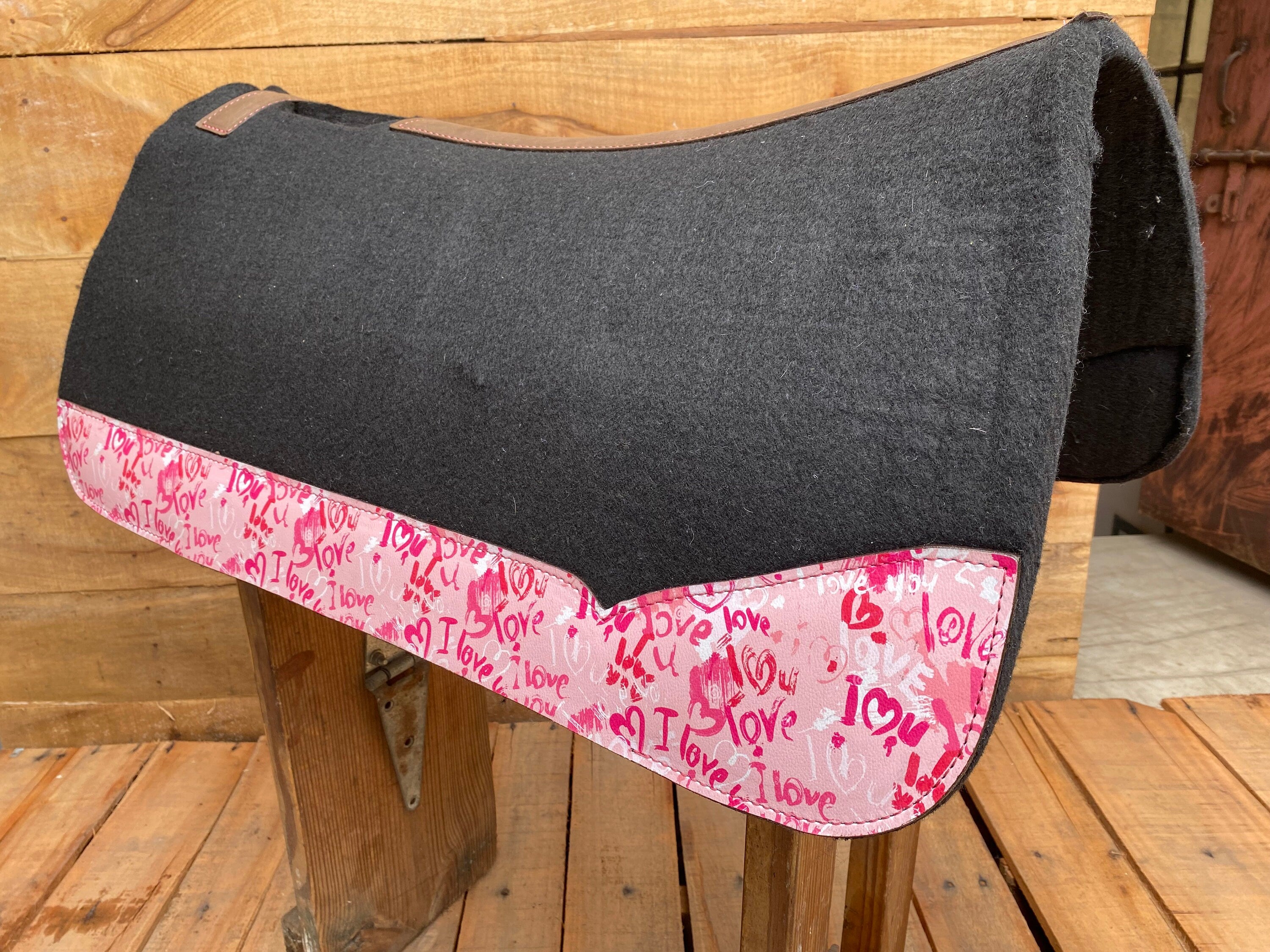 MOUSM Western Saddle Pad - Saddle Pad for Horses Synthetic Wool Blend Black Felt with Reinforced Spine and I Love You Pink Heart Patch on Real Cow Leather, Comfortable Horse Riding Pad