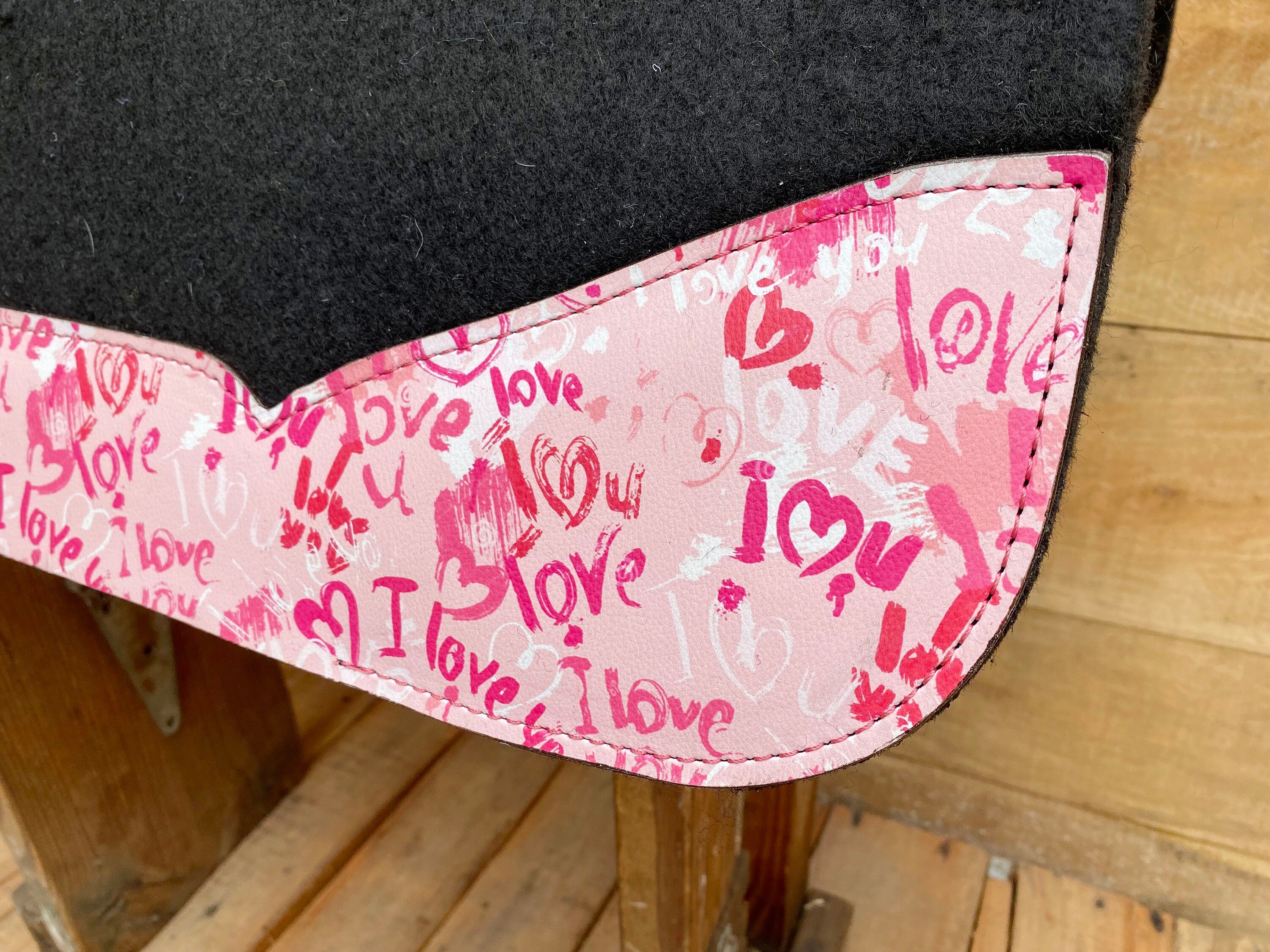 MOUSM Western Saddle Pad - Saddle Pad for Horses Synthetic Wool Blend Black Felt with Reinforced Spine and I Love You Pink Heart Patch on Real Cow Leather, Comfortable Horse Riding Pad
