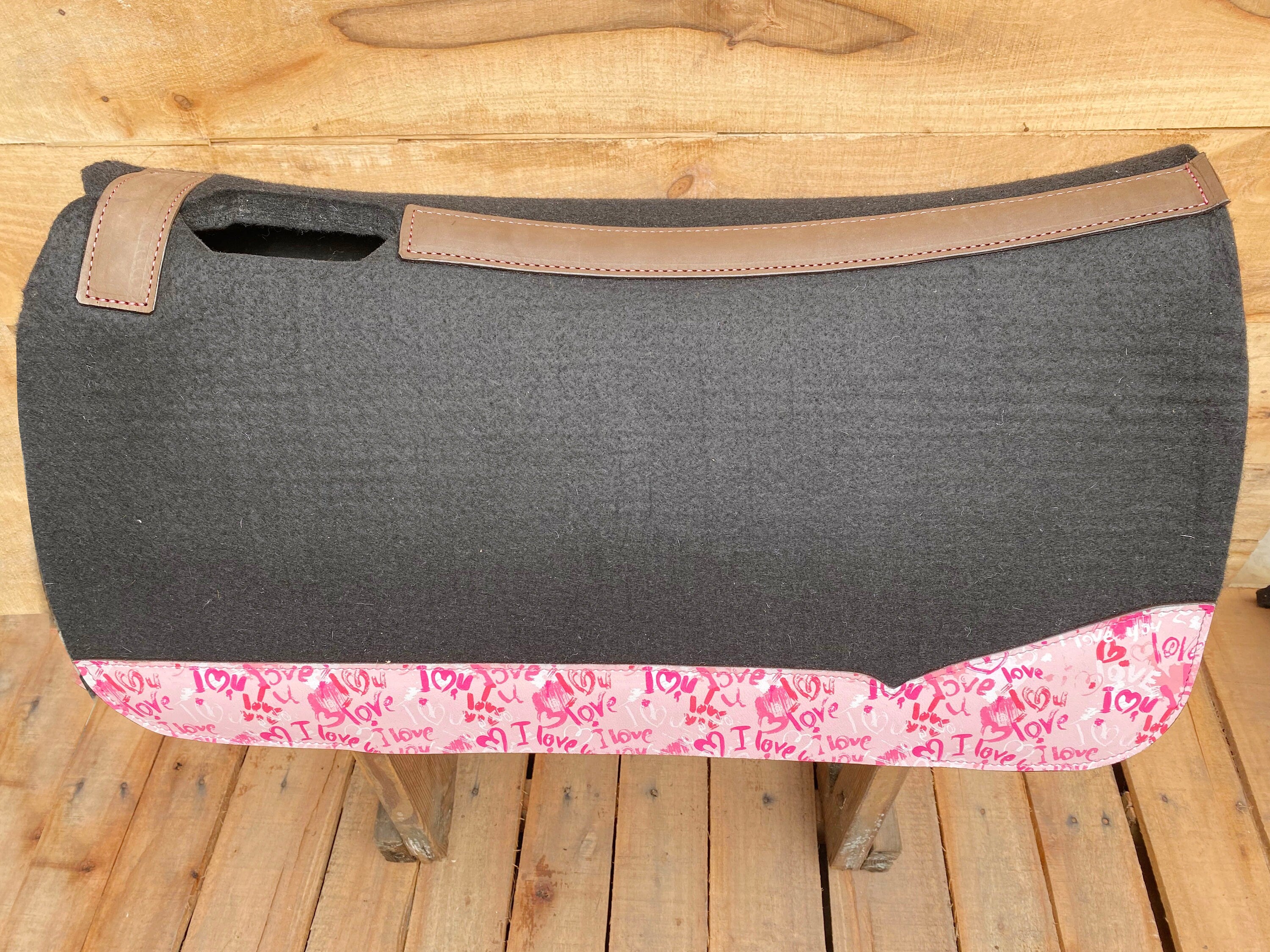 MOUSM Western Saddle Pad - Saddle Pad for Horses Synthetic Wool Blend Black Felt with Reinforced Spine and I Love You Pink Heart Patch on Real Cow Leather, Comfortable Horse Riding Pad