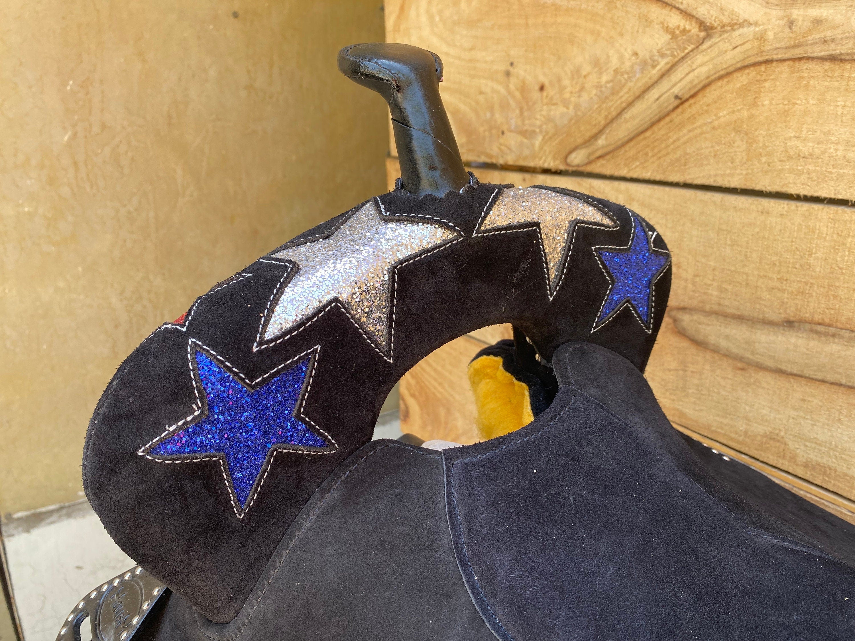 MOUSM Western Barrel Saddle - Built on a Rawhide Covered Fiber Tree, Saddle Made from Genuine Black Argentina Leather with USA Flag Star Patch, Available in 13"-17" Seat Options