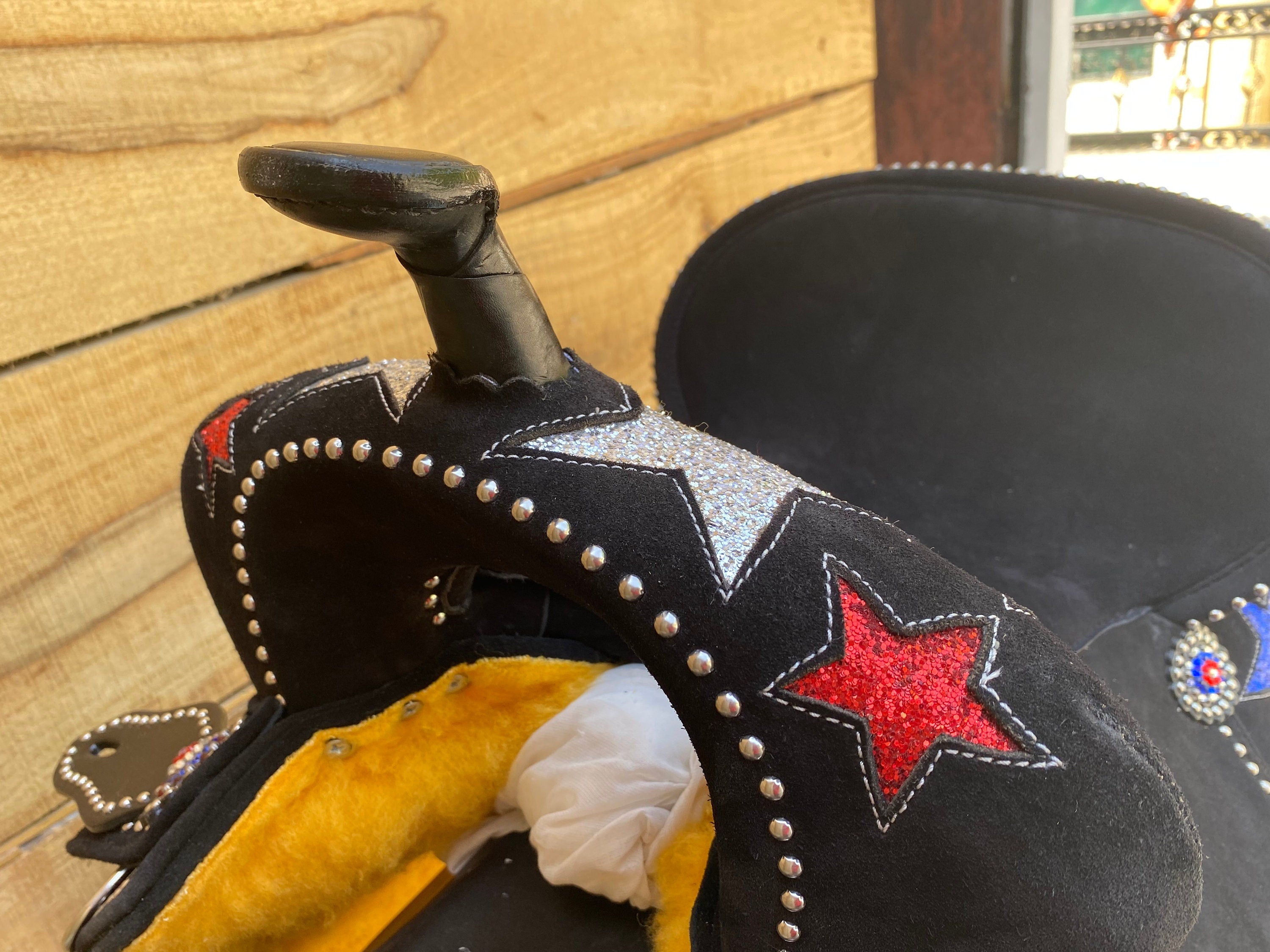 MOUSM Western Barrel Saddle - Built on a Rawhide Covered Fiber Tree, Saddle Made from Genuine Black Argentina Leather with USA Flag Star Patch, Available in 13"-17" Seat Options