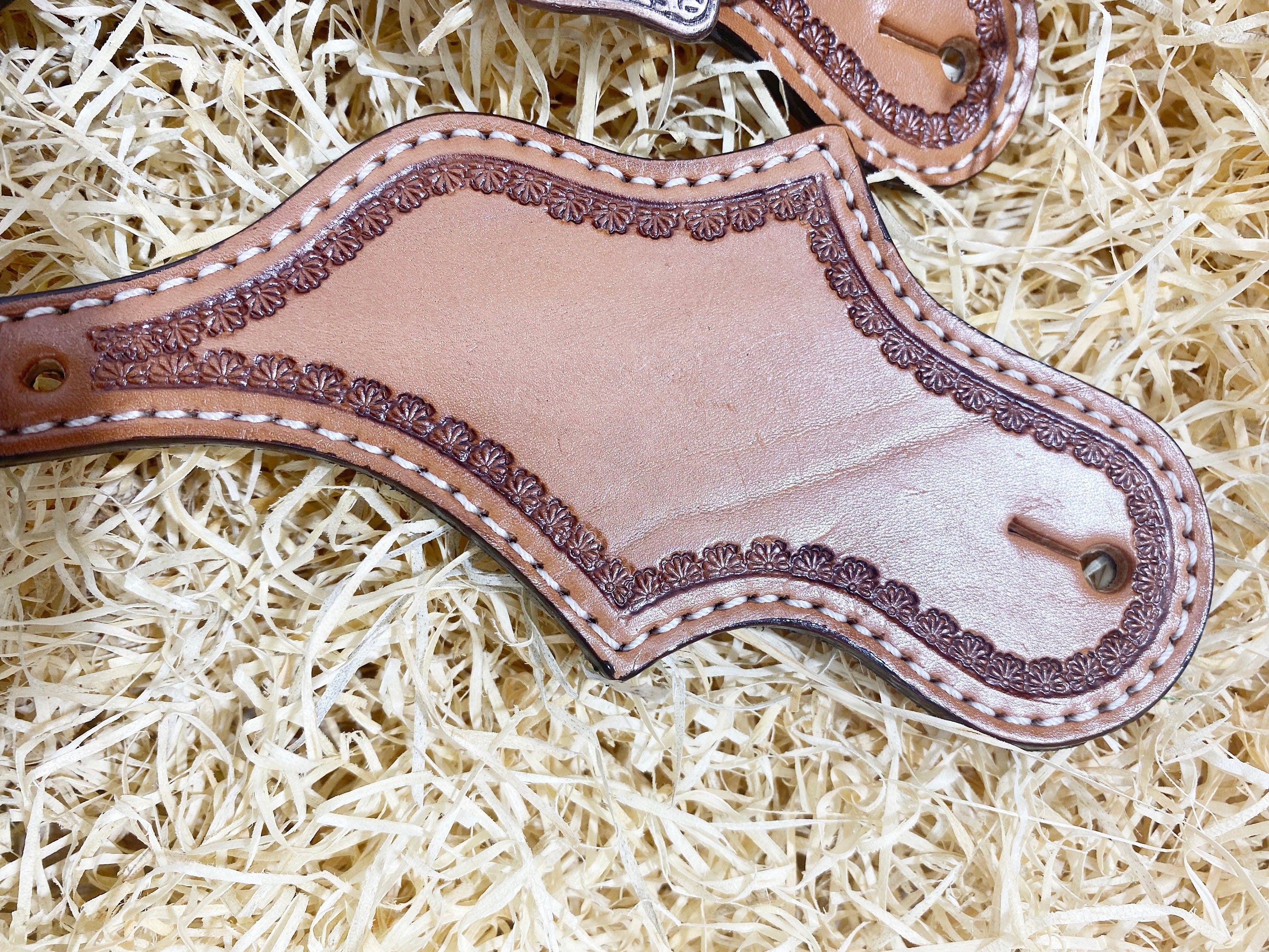MOUSM Western Spur Straps – Argentina Cow Leather Men’s Spur Straps with Tooled Corners on Plain Leather for a Classic Western Look & Antique Nickel Hardware