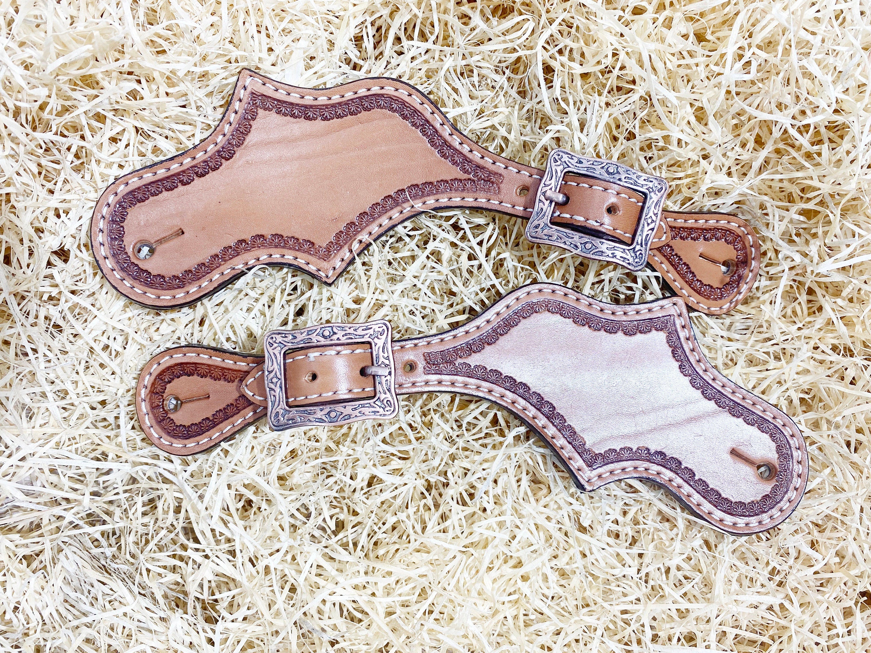 MOUSM Western Spur Straps – Argentina Cow Leather Men’s Spur Straps with Tooled Corners on Plain Leather for a Classic Western Look & Antique Nickel Hardware
