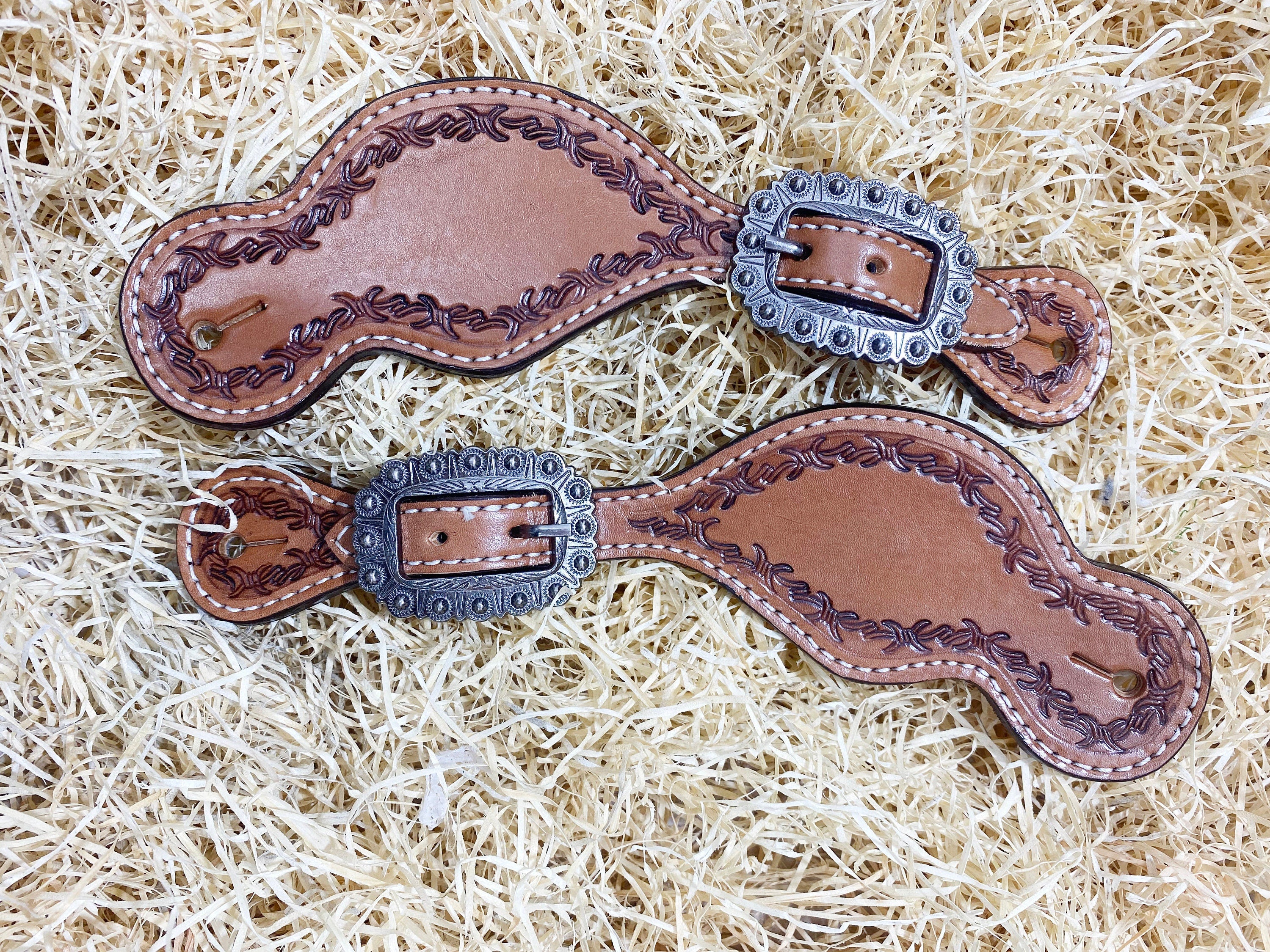 MOUSM Western Spur Straps – Argentina Cow Leather Men’s Spur Straps Decorated with Hand-Tooled Leaf Corners on Plain Leather for a Classic Western Look & Antique Nickel Hardware