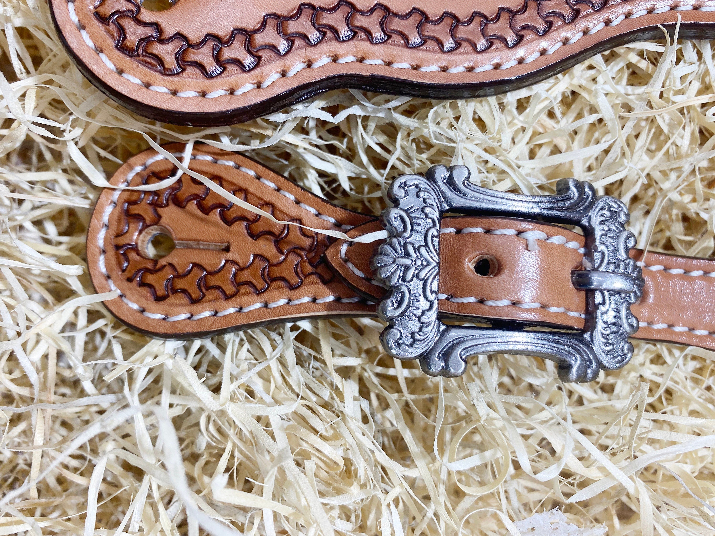 MOUSM Western Spur Straps – Argentina Cow Leather Men’s Spur Straps Decorated with Hand-Tooled Corners on Plain Leather for a Classic Western Look & Antique Nickel Hardware