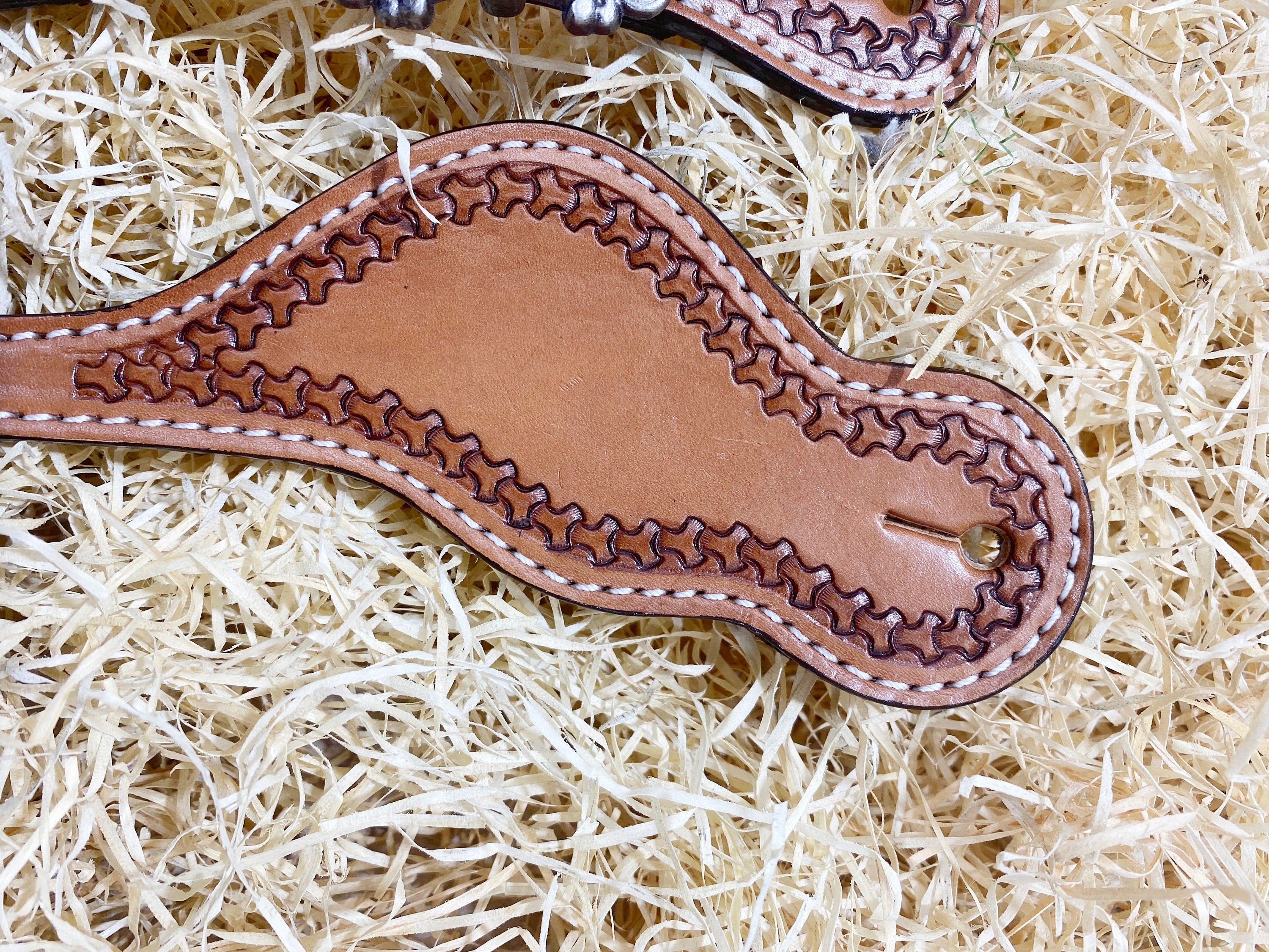MOUSM Western Spur Straps – Argentina Cow Leather Men’s Spur Straps Decorated with Hand-Tooled Corners on Plain Leather for a Classic Western Look & Antique Nickel Hardware