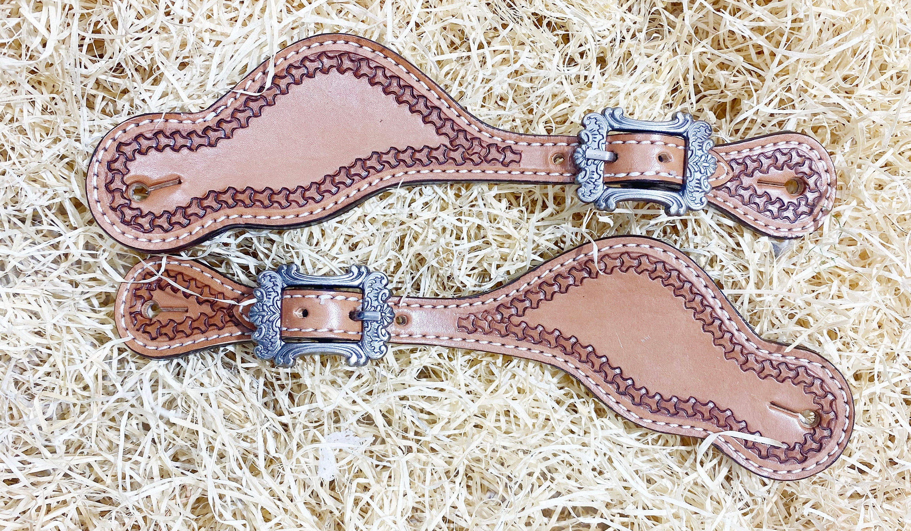 MOUSM Western Spur Straps – Argentina Cow Leather Men’s Spur Straps Decorated with Hand-Tooled Corners on Plain Leather for a Classic Western Look & Antique Nickel Hardware