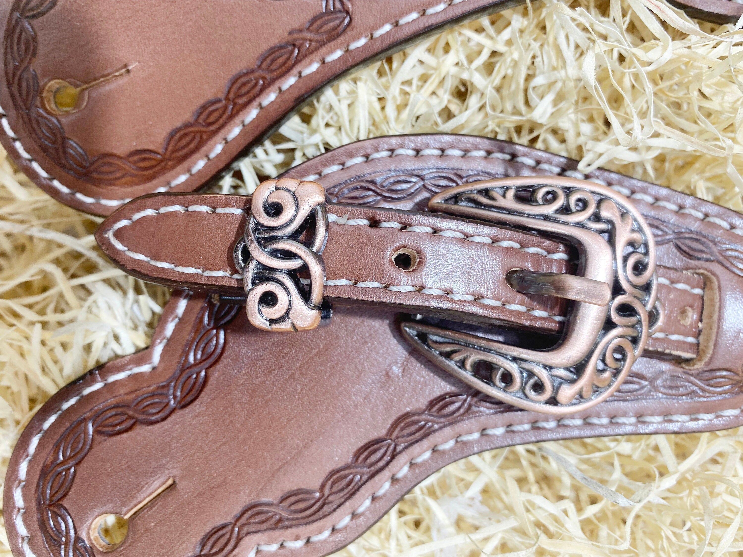 MOUSM Western Spur Straps – Argentina Cow Leather Men’s Spur Straps Decorated with Hand-Tooled Corners on Plain Dark Brown Leather for a Classic Western Look & Antique Copper Hardware