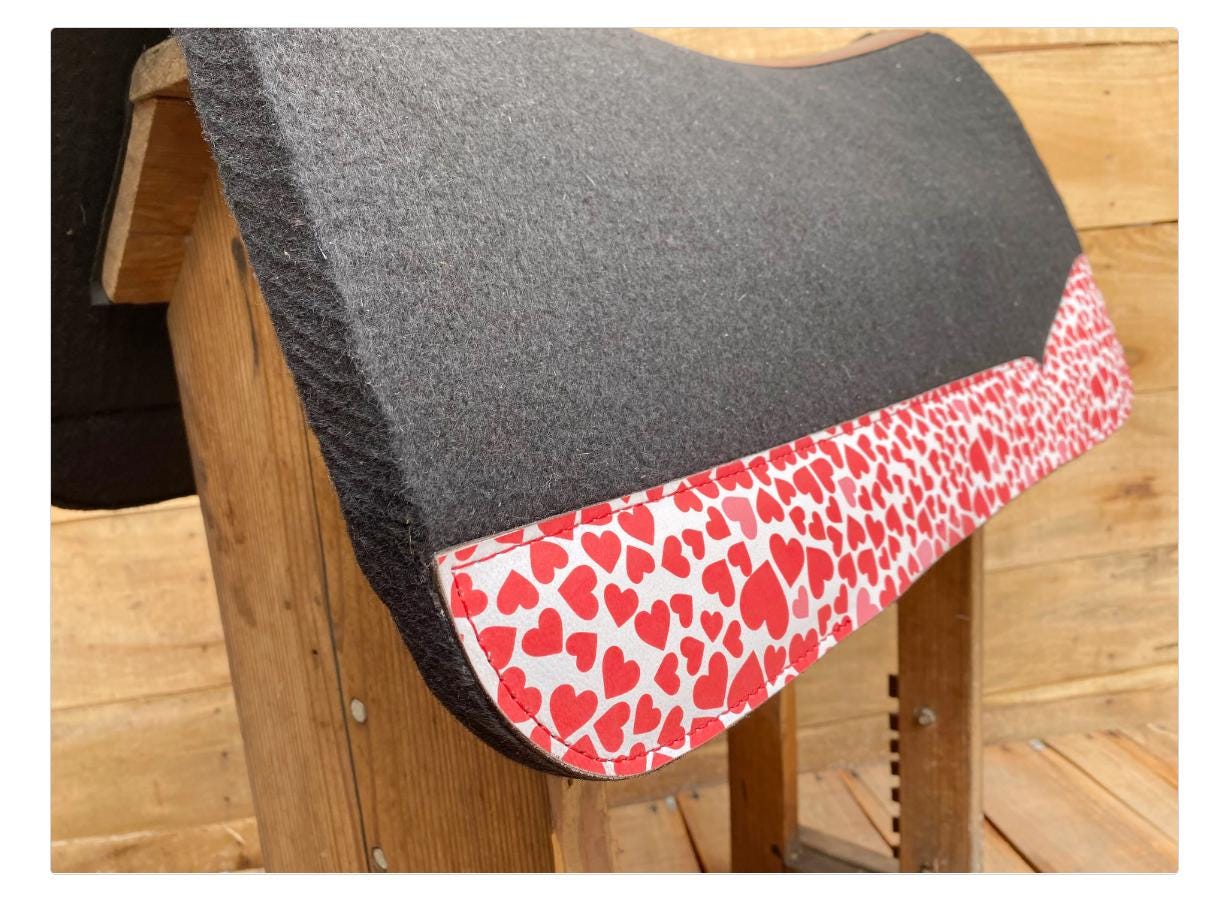 MOUSM Western Saddle Pad - Saddle Pad for Horse Synthetic Wool Blend Black Felt with Reinforced Spine and Printed Pink Heart on Real Cow Leather, Comfortable Horse Riding Pad