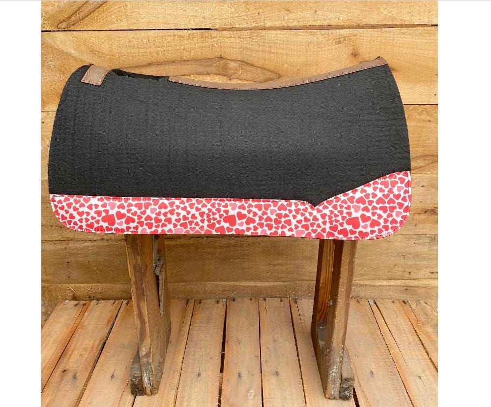 MOUSM Western Saddle Pad - Saddle Pad for Horse Synthetic Wool Blend Black Felt with Reinforced Spine and Printed Pink Heart on Real Cow Leather, Comfortable Horse Riding Pad