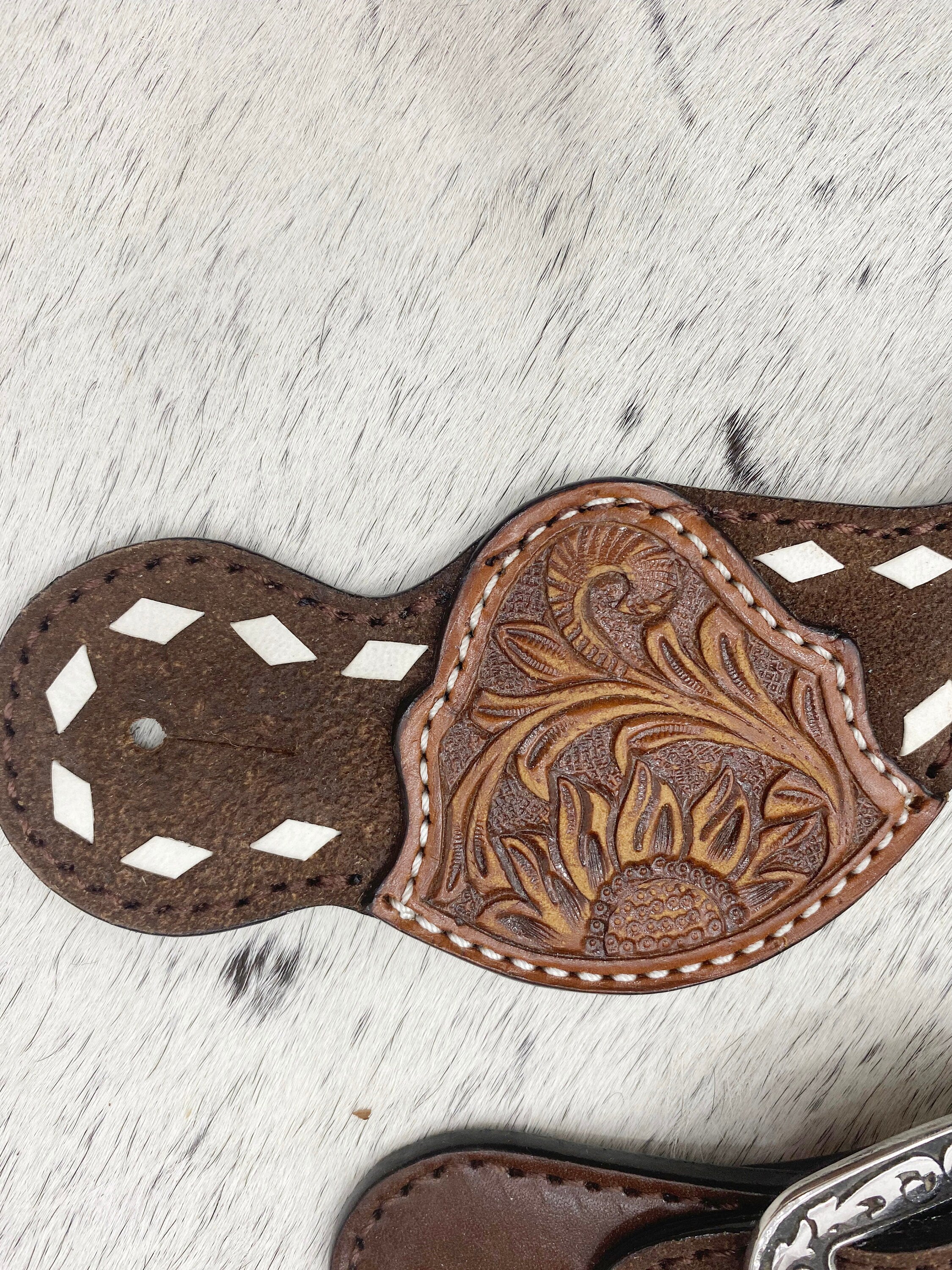 MOUSM Western Spur Straps – Ladies Argentina Cow Leather Spur Straps Decorated with Hand-Tooled Sunflower, White Buck Stitching & Antique Nickel Hardware