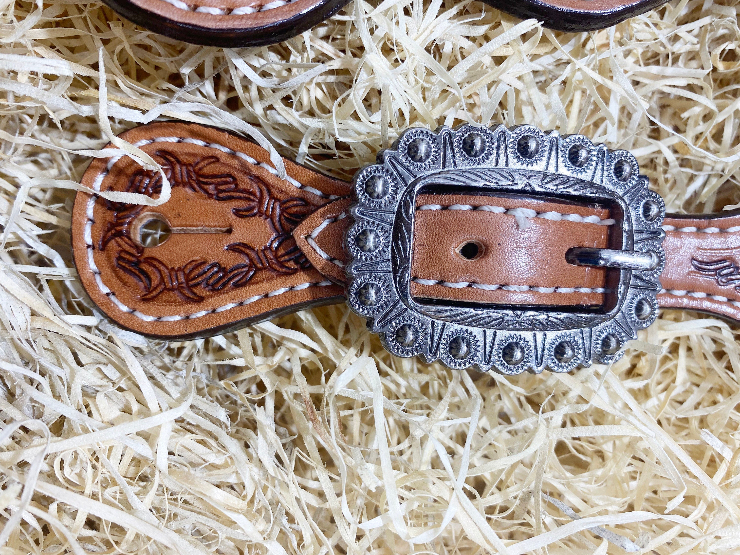 MOUSM Western Spur Straps – Argentina Cow Leather Men’s Spur Straps Decorated with Hand-Tooled Leaf Corners on Plain Leather for a Classic Western Look & Antique Nickel Hardware