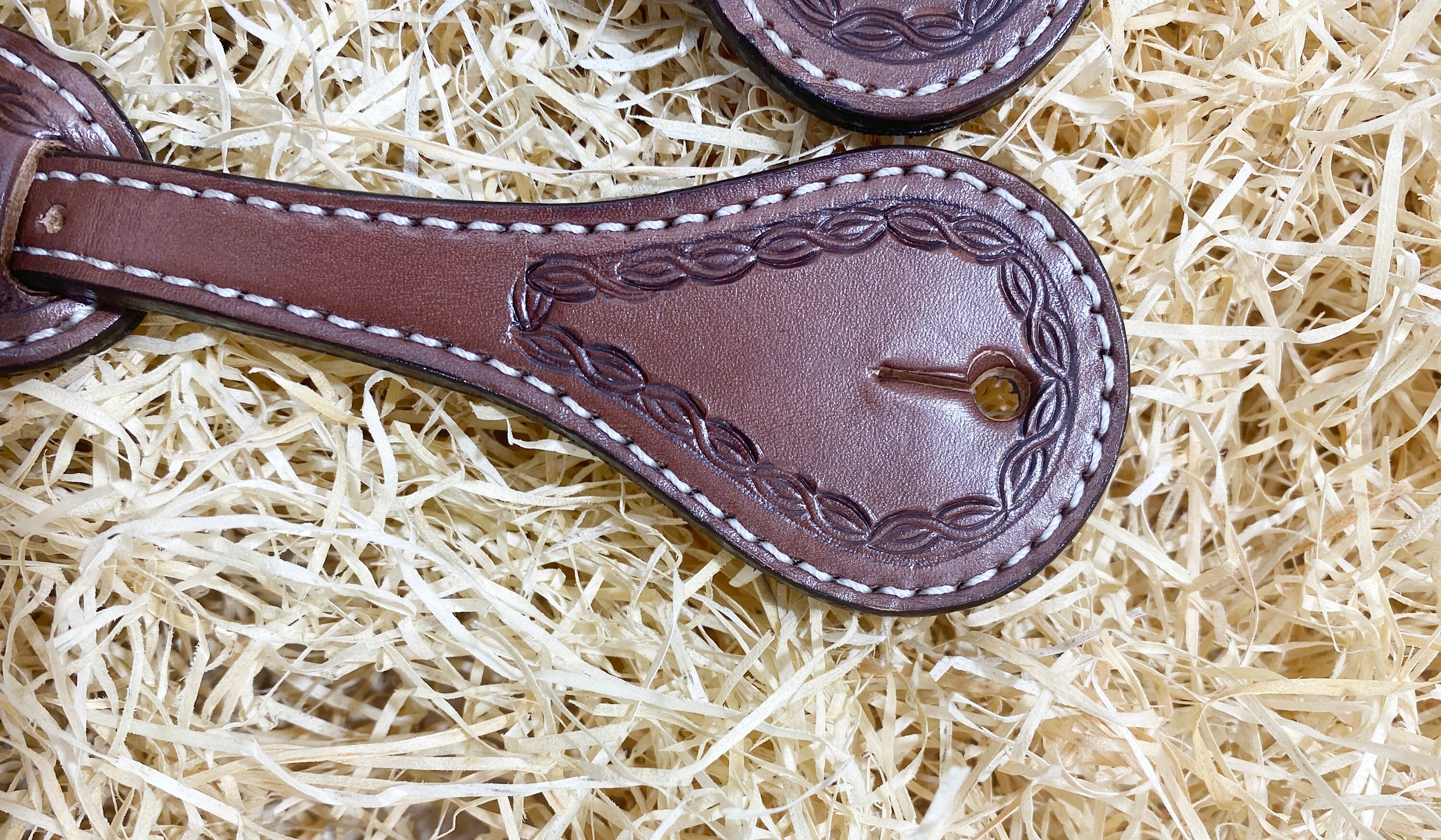 MOUSM Western Spur Straps – Argentina Cow Leather Men’s Spur Straps Decorated with Hand-Tooled Corners on Plain Dark Brown Leather for a Classic Western Look & Antique Copper Hardware