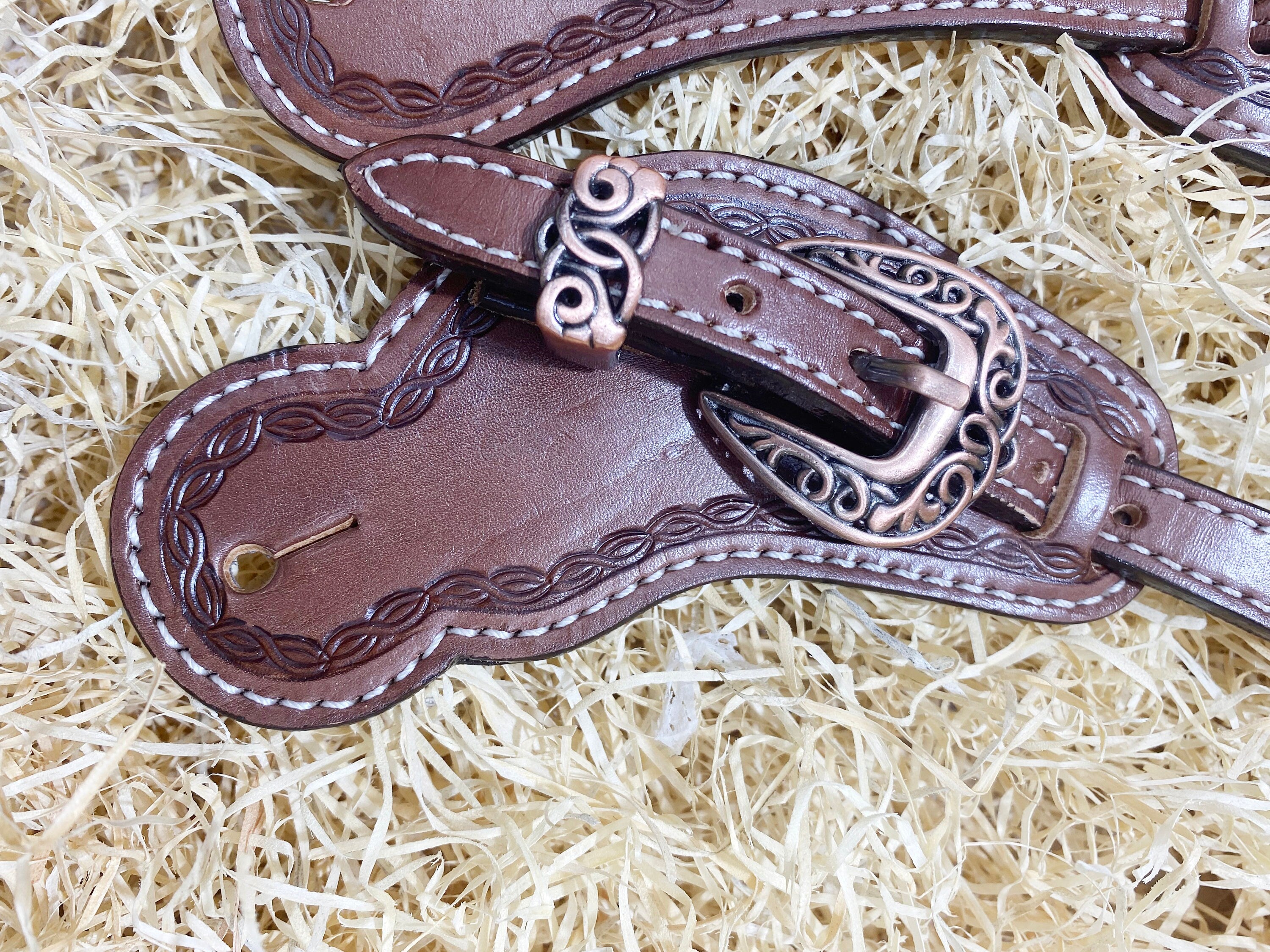 MOUSM Western Spur Straps – Argentina Cow Leather Men’s Spur Straps Decorated with Hand-Tooled Corners on Plain Dark Brown Leather for a Classic Western Look & Antique Copper Hardware