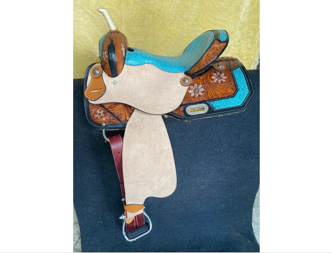MOUSM Western Horse Saddle - Built on a Rawhide Covered Fiber Tree, Genuine Leather Barrel Saddle with Hand-Tooled Flower Design and Fancy Concho, Seat Size: 14"-17" Inches