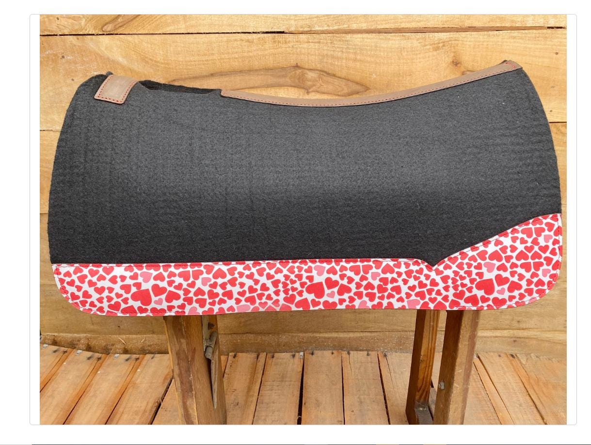 MOUSM Western Saddle Pad - Saddle Pad for Horse Synthetic Wool Blend Black Felt with Reinforced Spine and Printed Pink Heart on Real Cow Leather, Comfortable Horse Riding Pad
