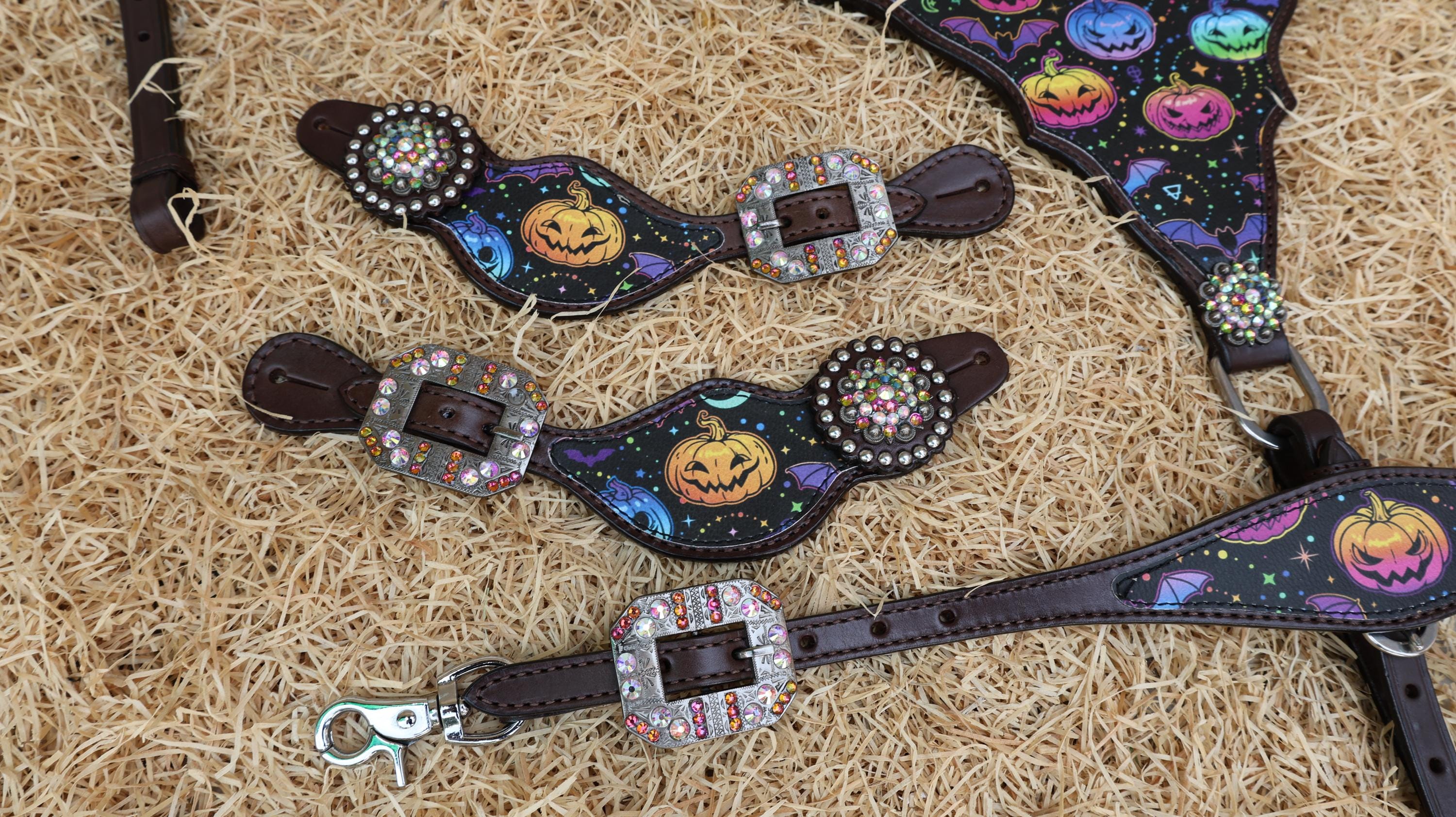 MOUSM SPOOKY Western Leather Horse Tack Set – Headstall & Breast Collar Decorated with Fluorescent Halloween Pumpkin & Bat Print Rhinestone Concho