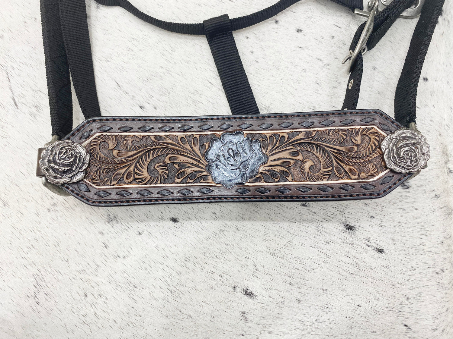 MOUSM Argentina Cow Leather Western Horse Tack Set – Browband Headstall &amp; Breast Collar, Bronc Halter, Wither &amp; Spur Straps, Decorated with Black Buck Stitching, Rose Hardware &amp; Hand-Carved Detailing